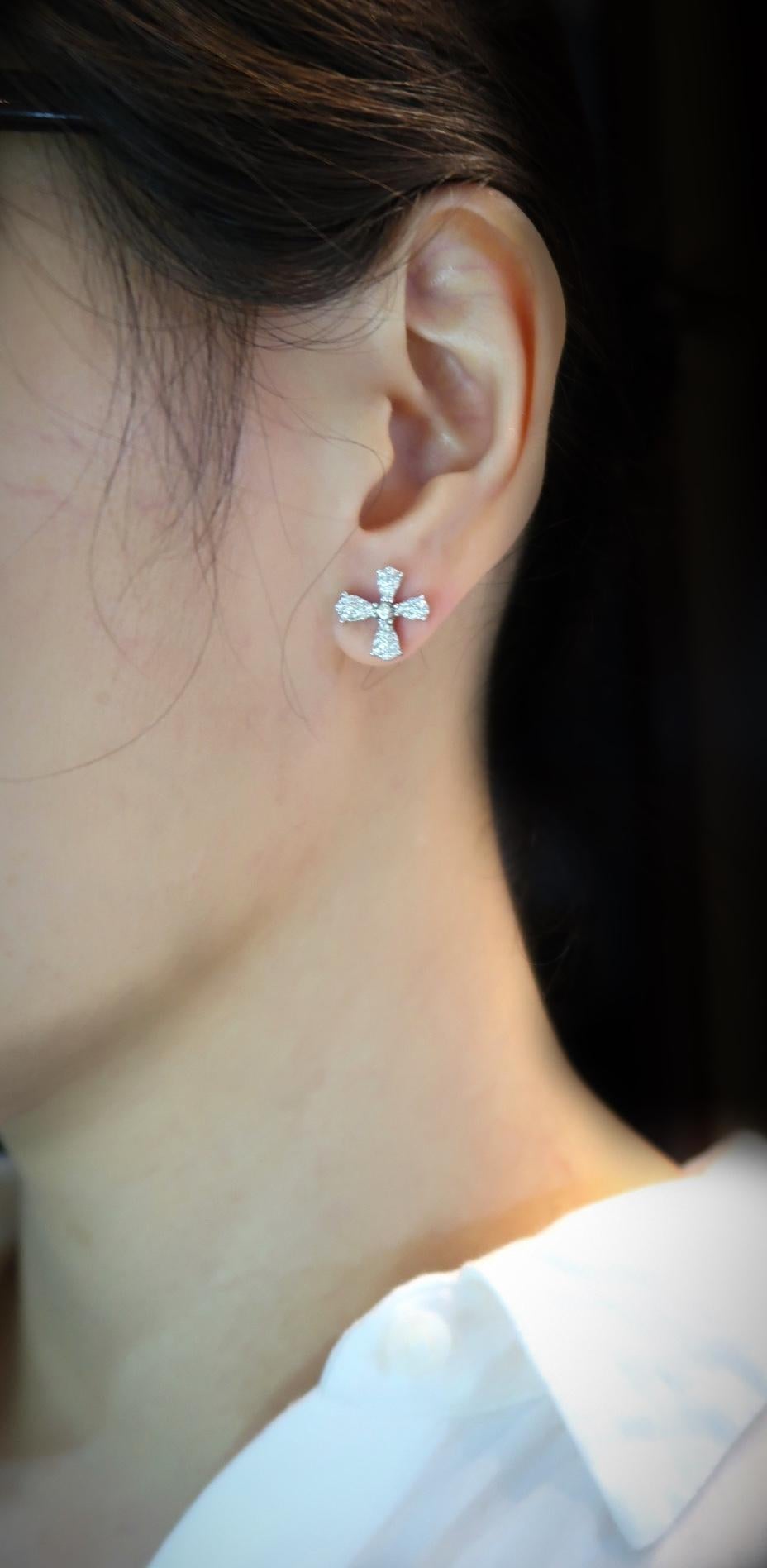 Flying Dandelion Seed Diamond 18 Karat White Gold Earrings In New Condition For Sale In Bangkok, TH