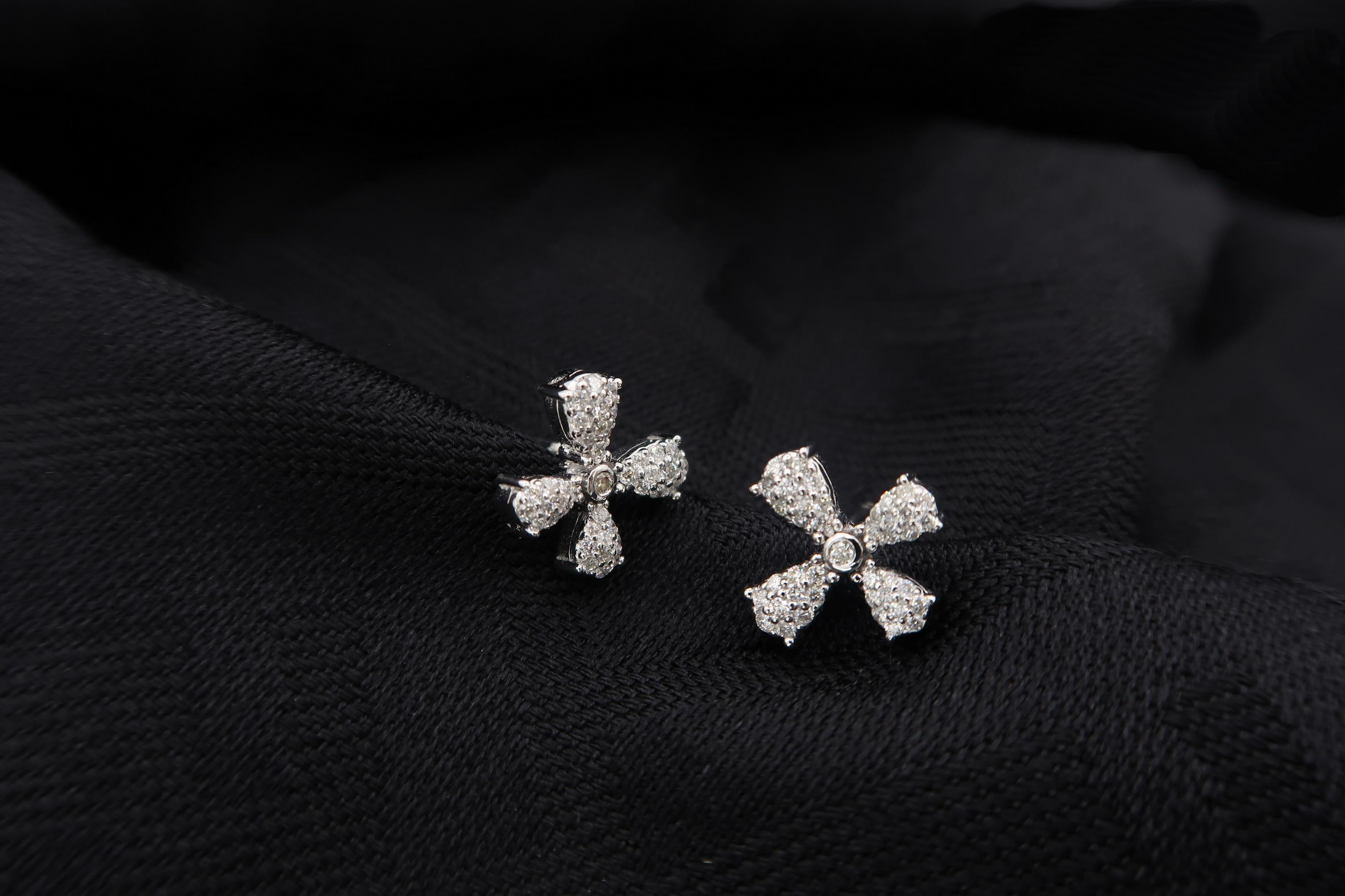Contemporary Flying Dandelion Seed Diamond 18 Karat White Gold Earrings For Sale