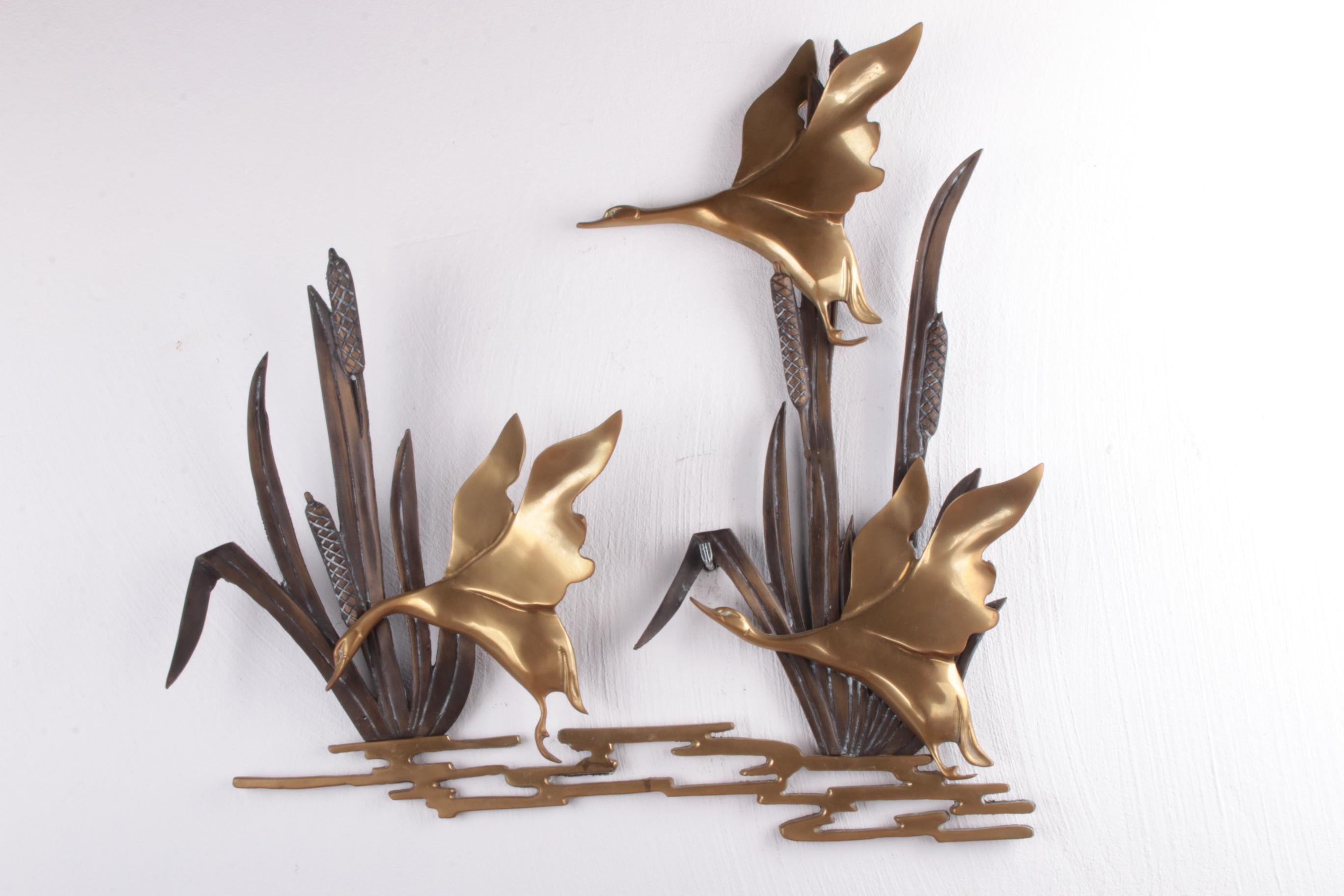 Flying ducks from the reeds made of copper


This is a very nice vintage copper wall decoration made of metal with copper ducks. These ducks fly up from the reeds. This looks great in a hall or in the right place on the wall. This was made in the