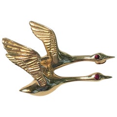 Flying Geese, Brosche aus 14 Karat Gelbgold mit Rubinen
