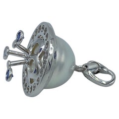 Collier ou breloque pendentif en or 18 carats avec saphir bleu et perle d'Australie en forme de soucoupe volante