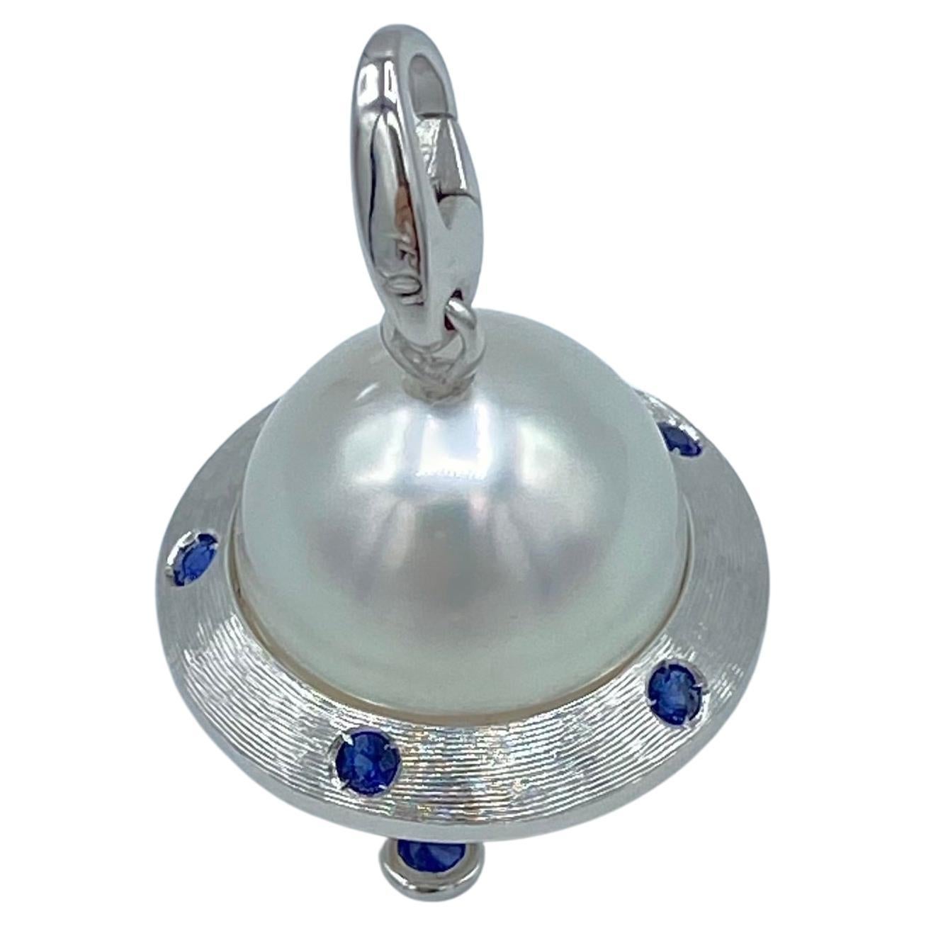 Flying Saucer Blue Sapphire Australian Pearl 18KT Gold Pendant Necklace or Charm In New Condition In Bussolengo, Verona