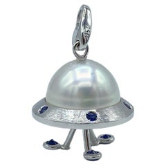 Collier ou breloque pendentif en or 18 carats avec saphir bleu et perle d'Australie en forme de soucoupe volante