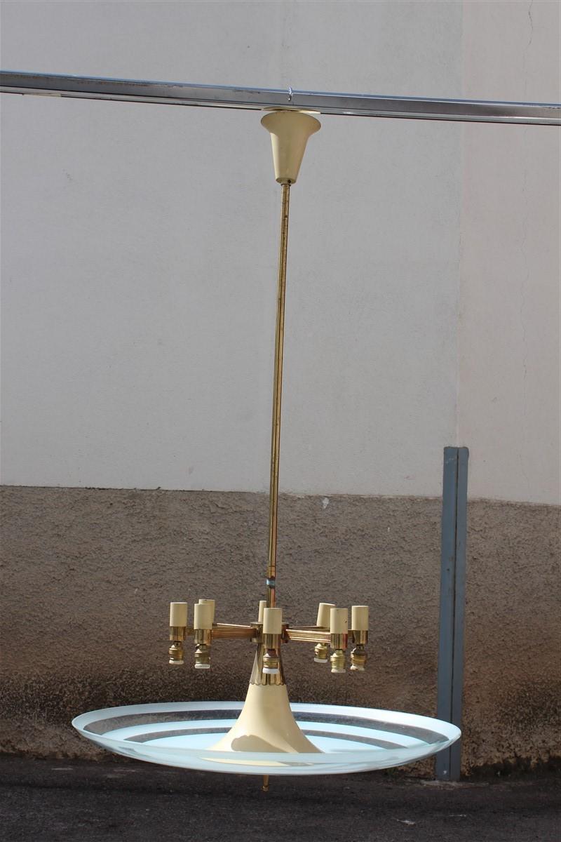 Lustre soucoupe volante en verre concave et laiton doré italien du milieu du siècle.
8 ampoules E14 max 40 Watt chacune.
