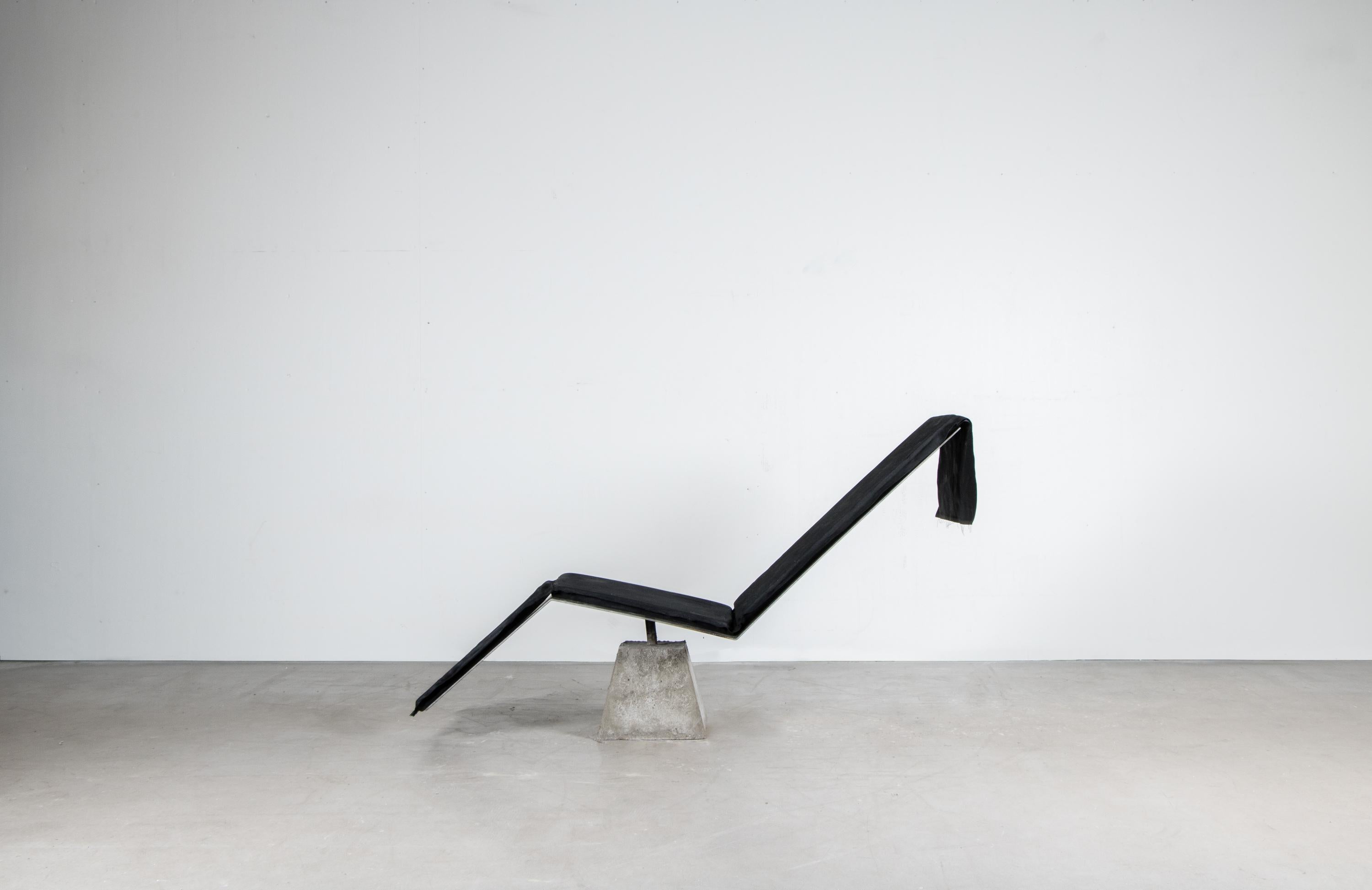 Flykt-Stuhl von Lucas Tyra Morten
2020
Limitierte Auflage von 17 Stück
Abmessungen: 150 H 83 B 50 cm
MATERIAL: Beton, gebrannter gewachster Stahl und handgewachstes Polsterkissen

Mit der Vision, ein Monument für Eskapismus zu bauen, wurde der Stuhl