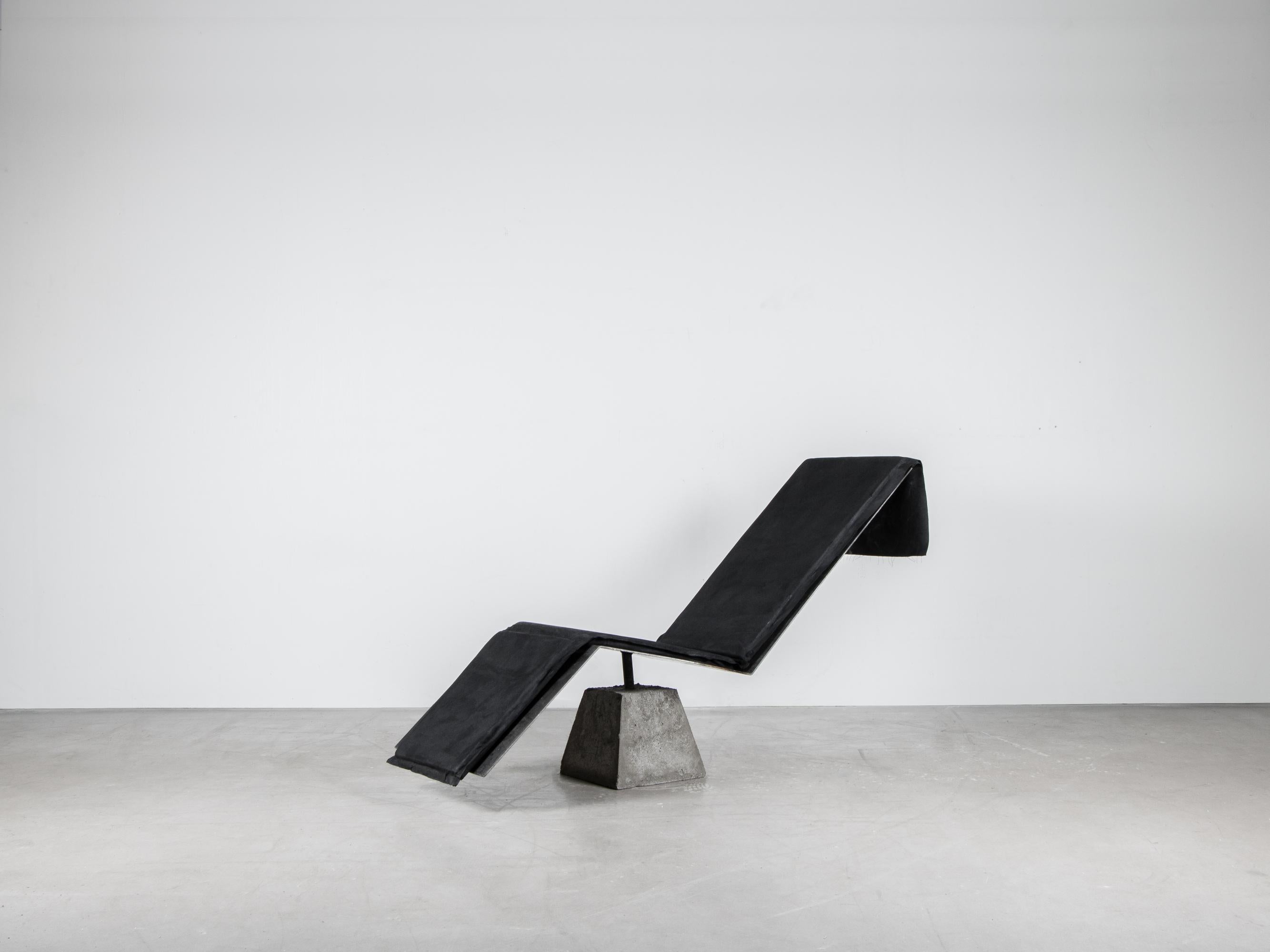 Flykt-Stuhl von Lucas Tyra Morten
2020
Limitierte Auflage von 17 Stück
Abmessungen: 150 H, 83 B 50 cm
MATERIAL: Beton, gebrannter gewachster Stahl und handgewachstes Polsterkissen

Mit der Vision, ein Monument für den Eskapismus zu bauen, wurde der