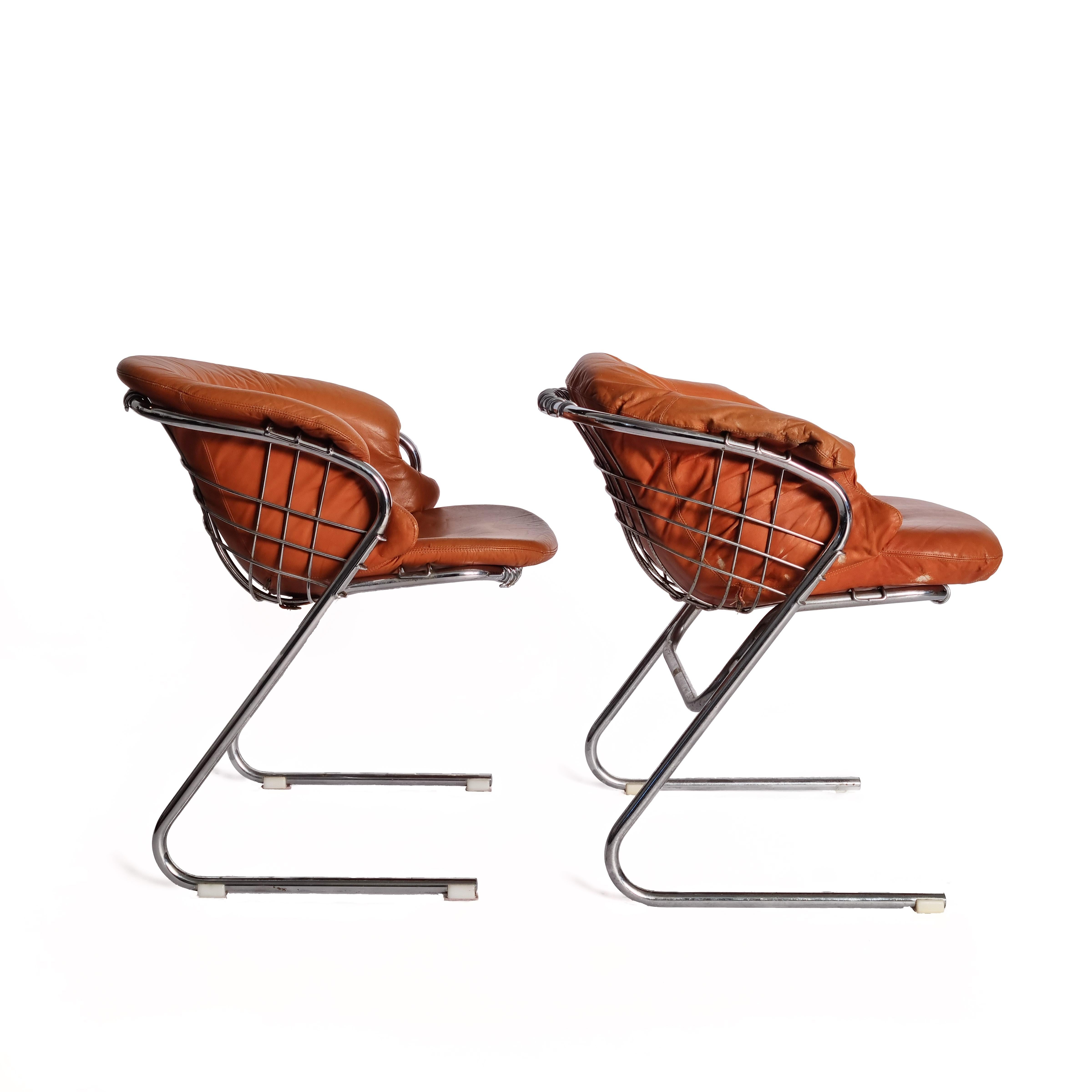 La sedia da pranzo Flynn di Gastone Rinaldi è un noto design degli anni Settanta. La sedia presenta una robusta struttura in acciaio cromato con una comoda seduta e uno schienale in pelle color cognac. Il suo design semplice e industriale crea un