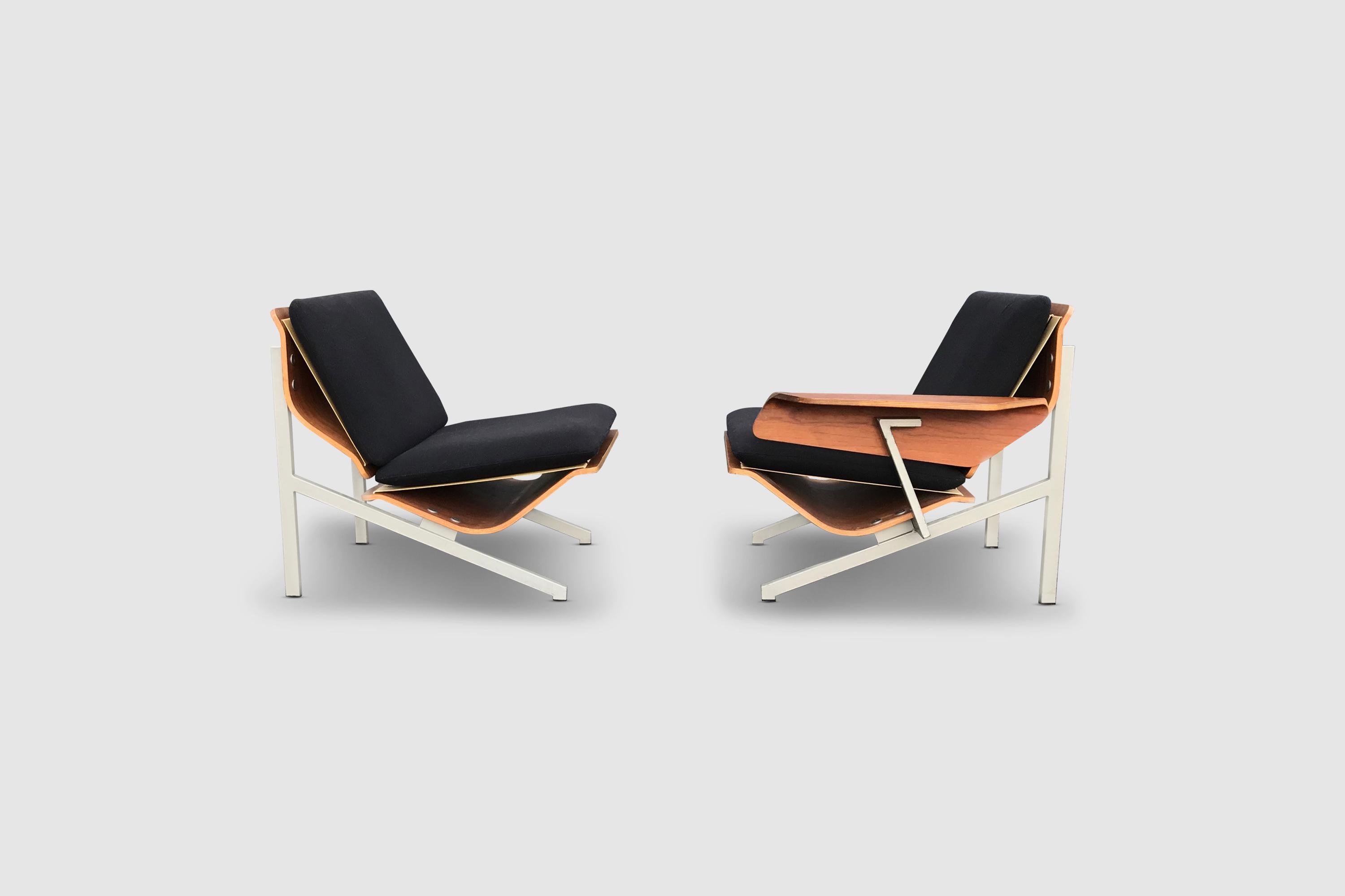 La série FM a été dessinée par Cornelis Zitman, un artiste et sculpteur néerlandais qui a prêté ses capacités créatives à UMS Pastoe pour le développement d'un ensemble de chaises, de fauteuils et de canapés au design distinctif.

Les modèles