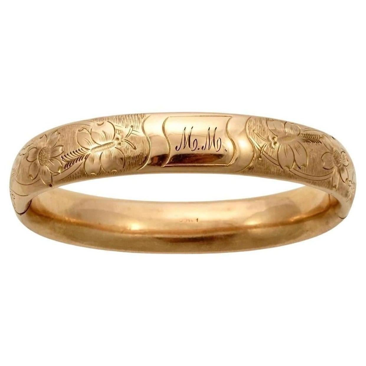 FMCO magnifique bracelet gravé en or rose antique, avec des fleurs et des papillons. FMCO signifie Finberg Manufacturing Company.  Il s'ouvre à l'aide d'un bouton poussoir. Le bracelet est légèrement ovale, les dimensions intérieures sont de 6,2 cm