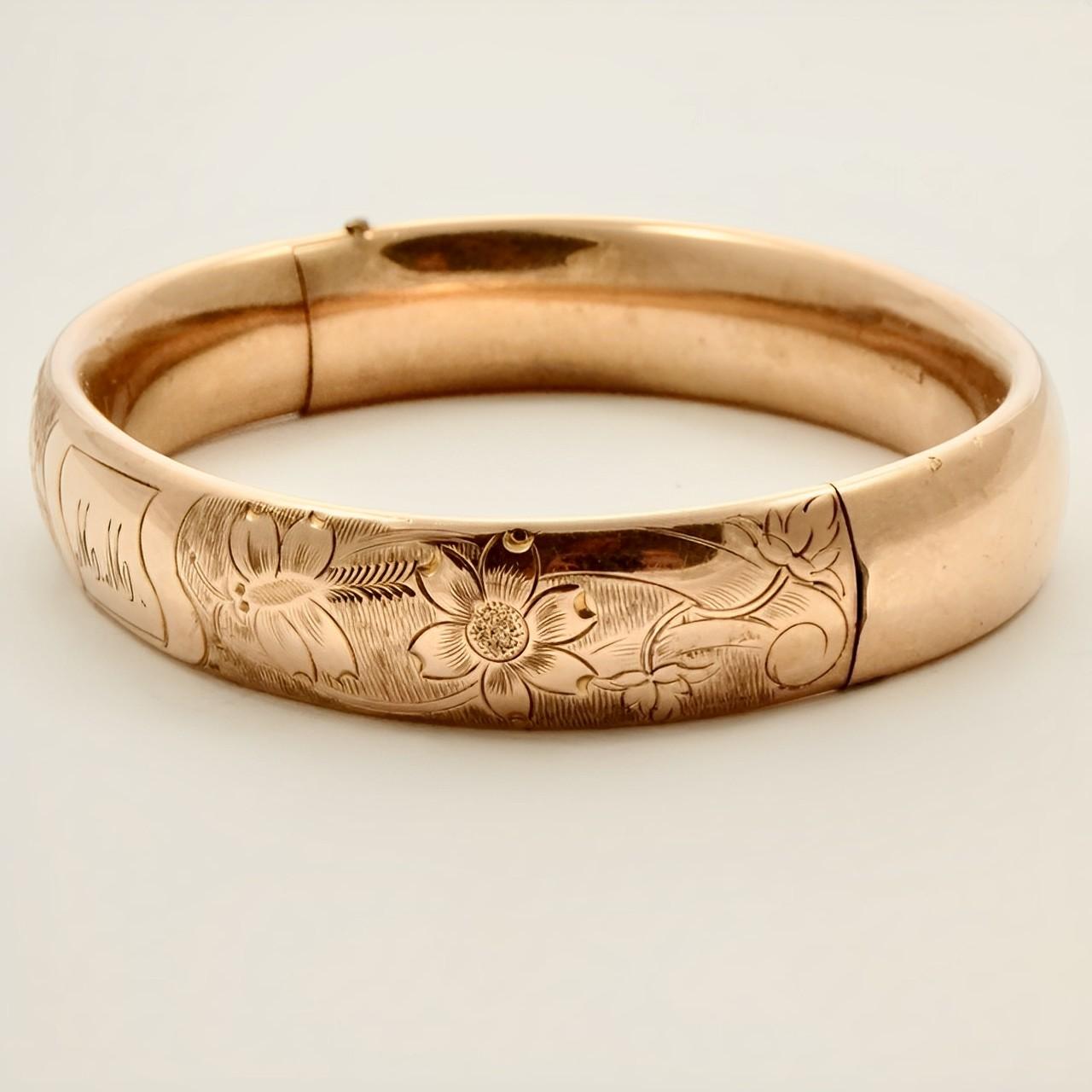 FMCO Bracelet jonc ancien gravé de fleurs et de papillons en or rose Bon état - En vente à London, GB