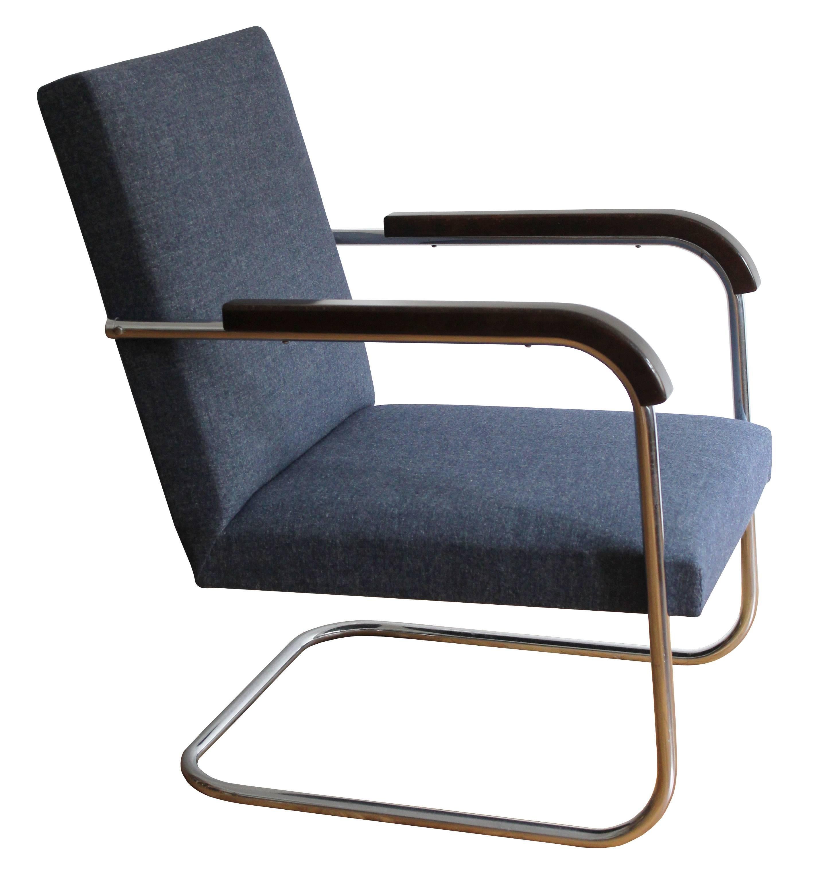 This piece was designed by the legendary Anton Lorenz for Mucke-Melder Company in 1935, as model FN 22 Doma. Its design is based on the model B 36 by Marcel Breuer for Thonet Company from 1934. Breuer's version was a solid steel frame with