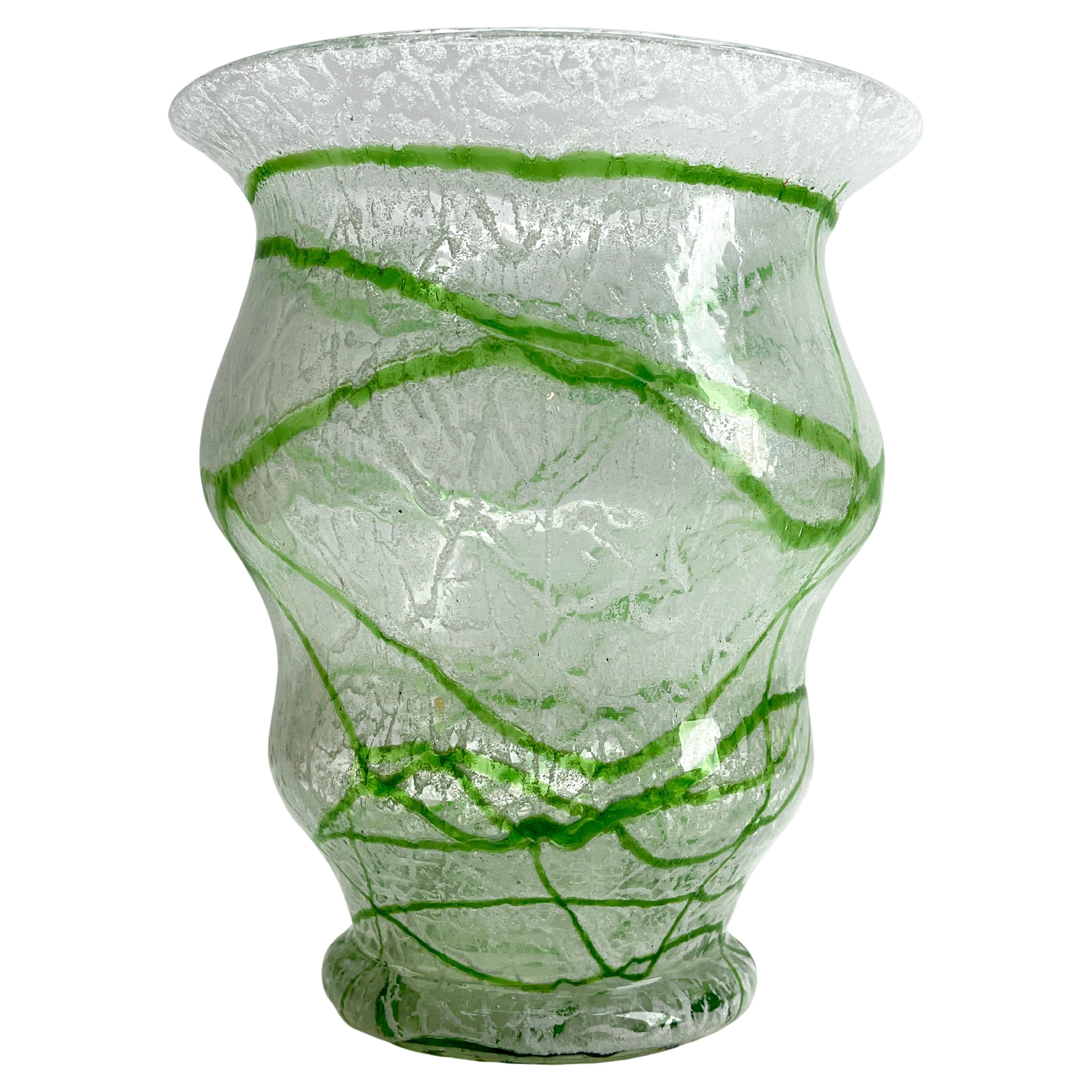 Vasen aus Schaumglas. Loetz. Johann Loetz Witwe, Klostermühle, etwa 1930er Jahre. 
Farbloses Glas mit Sodaeinschmelzungen in der Zwischenschicht, mit eingerolltem Fadennetz aus grünem Opalglas.

Loetz Jugendstil-Vase
Selten zu finden mit
