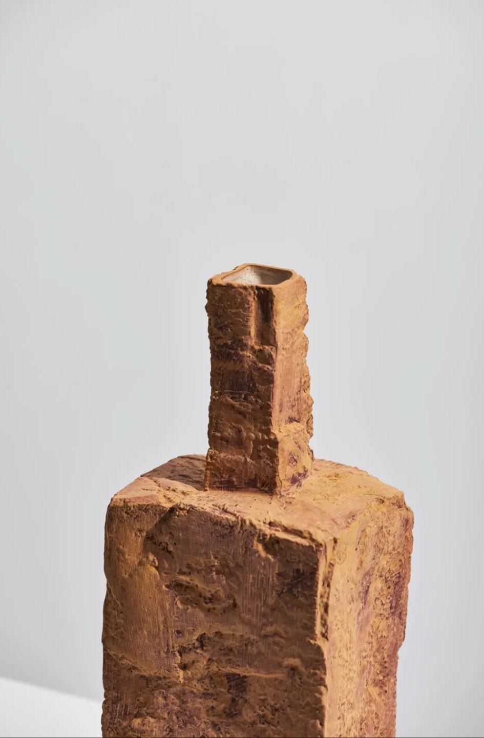 XXIe siècle et contemporain Vases en céramique fabriqués à la main d'inspiration mousse-pierre (six de 3 )-  Surface texturée rustique en vente