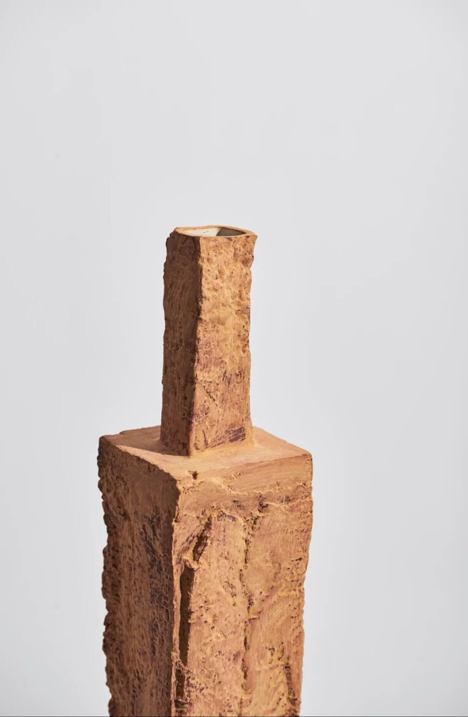 Céramique Vases en céramique fabriqués à la main d'inspiration mousse-pierre (six de 3 )-  Surface texturée rustique en vente