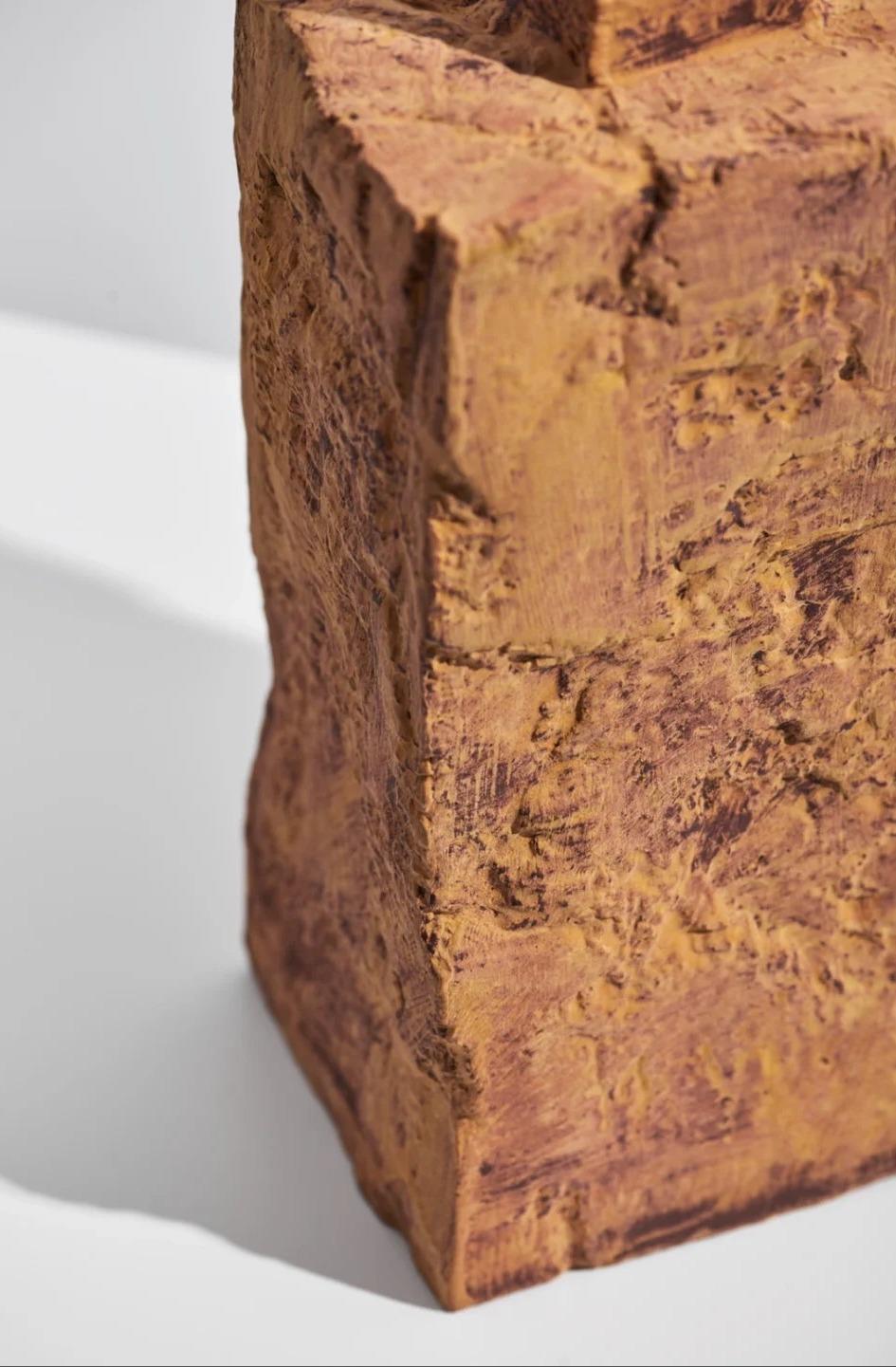 Vases en céramique fabriqués à la main d'inspiration mousse-pierre (six de 3 )-  Surface texturée rustique en vente 1