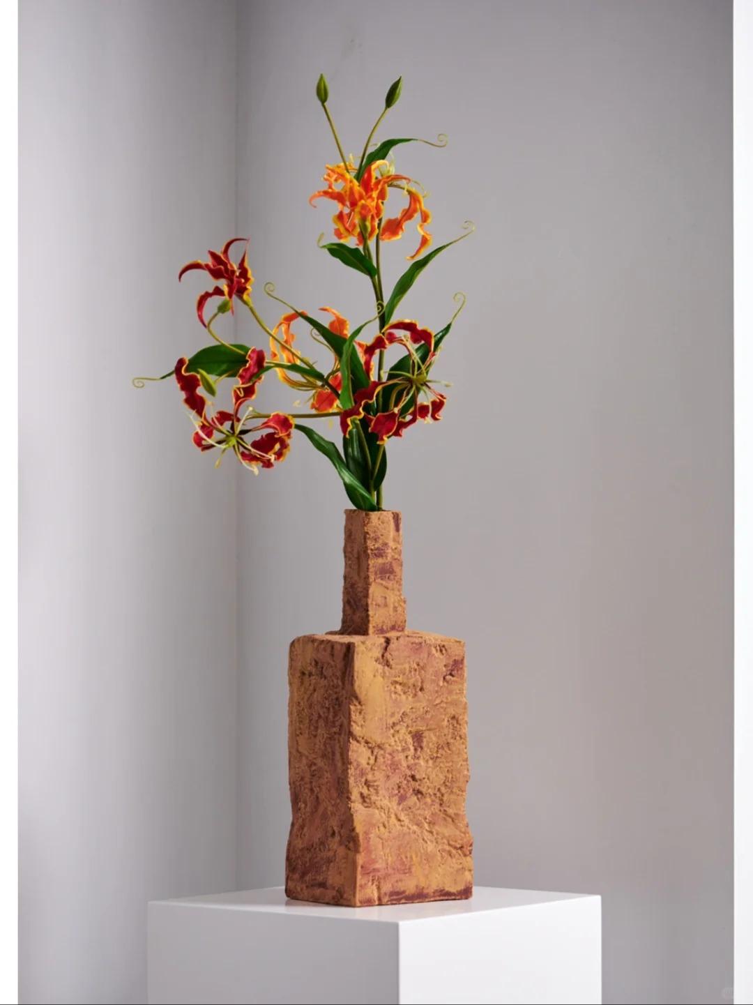 Vases en céramique fabriqués à la main d'inspiration mousse-pierre (six de 3 )-  Surface texturée rustique en vente 2