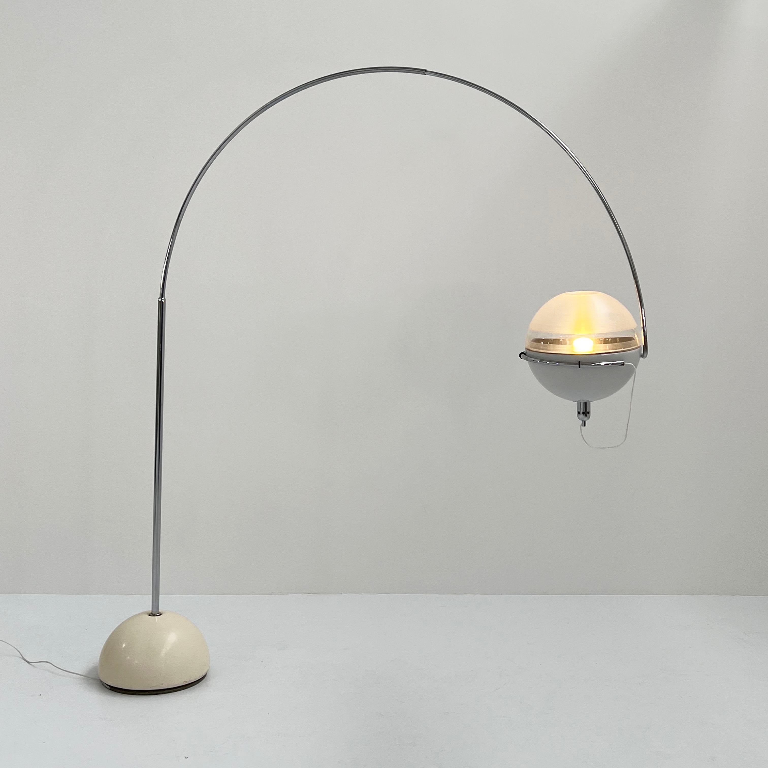 Designer - Fabio Lenci
Producteur - Guzzini
Modèle - Focus Arc Floor Lamp
Période de conception - années soixante-dix
Dimensions - Largeur 220 cm x Profondeur 40 cm x Hauteur 218 cm 
Matériaux - Chromage, béton, métal, plastique
Couleur - Blanc,