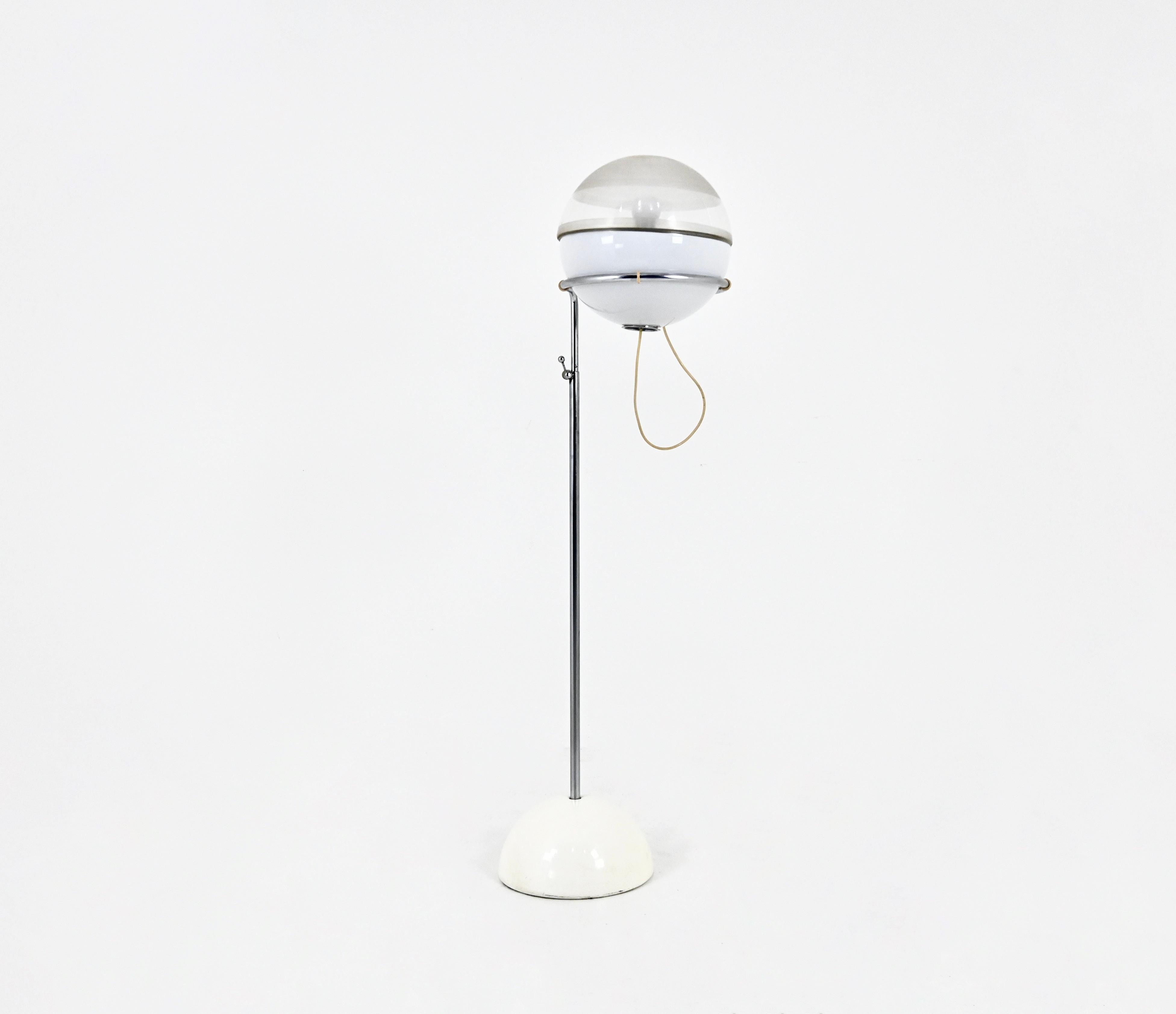 Lámpara de pie de plástico y metal diseñada por Fabio Lenci para Guzzini. Altura regulable, altura máxima: 200 cm. La bola puede orientarse en cualquier dirección. Desgaste debido al tiempo y a la edad.
PARA EL ENVÍO, CONSÚLTANOS PARA RECIBIR EL