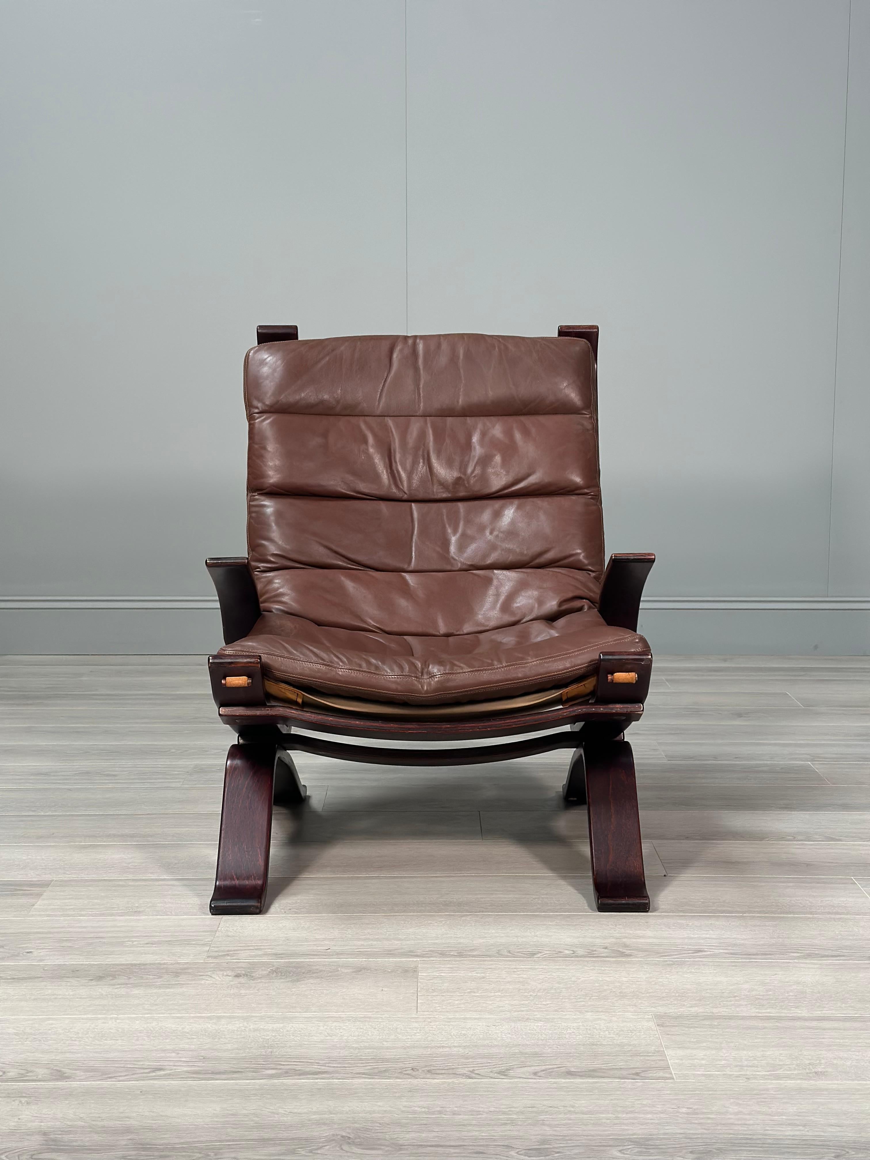 Der 'Focus' Sessel von Bramin aus Dänemark, mit Leder und gebogenem Palisanderholzgestell, stammt aus den 1970er Jahren. Der Stuhl hat eine Qualität kanalisiert und genäht Ledersitz und ist in insgesamt sehr gutem Zustand, ein völlig originales