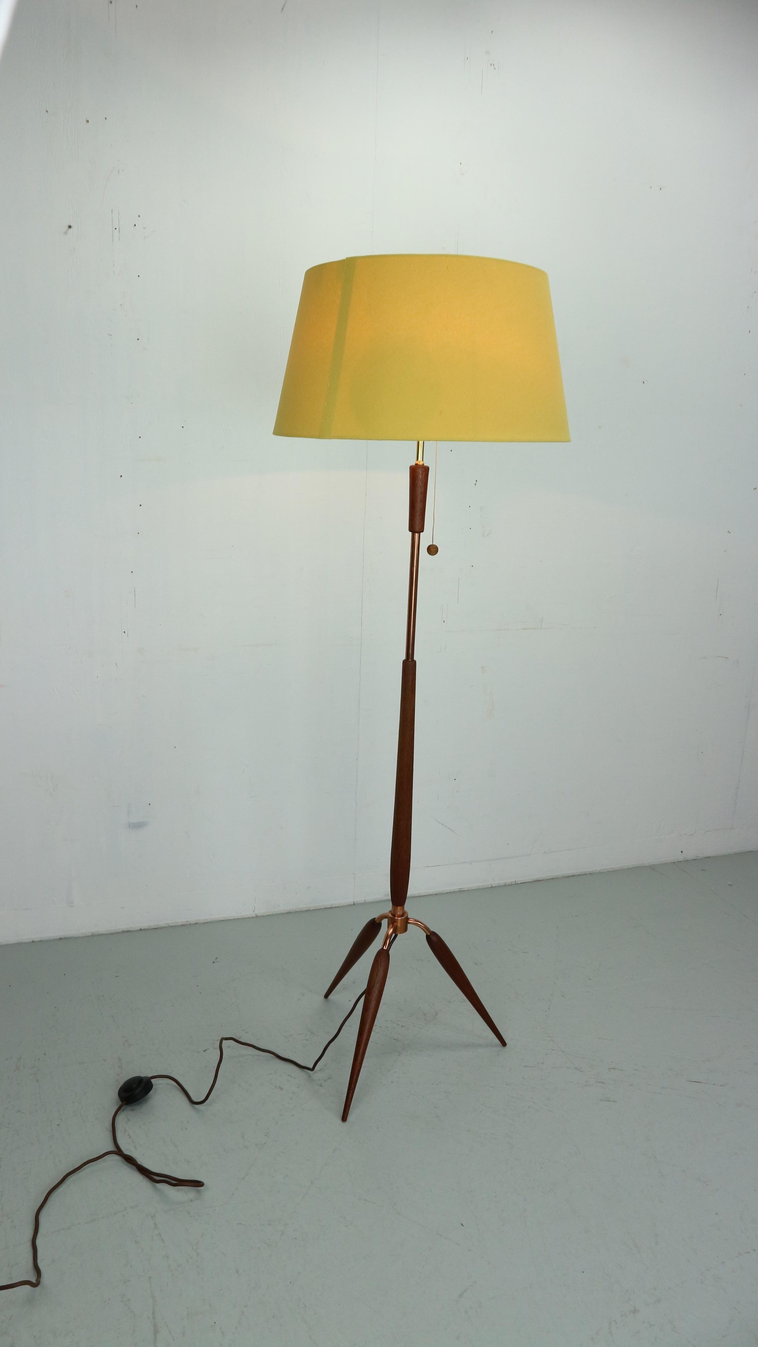 You rarely come across this beautiful tri-pod floor lamp from Fog & Mørup. The teak lamp has beautiful shapes and the combination of the warm wood color with the red and yellow copper makes the lamp an amazing eye-catcher in your home.

The lamp