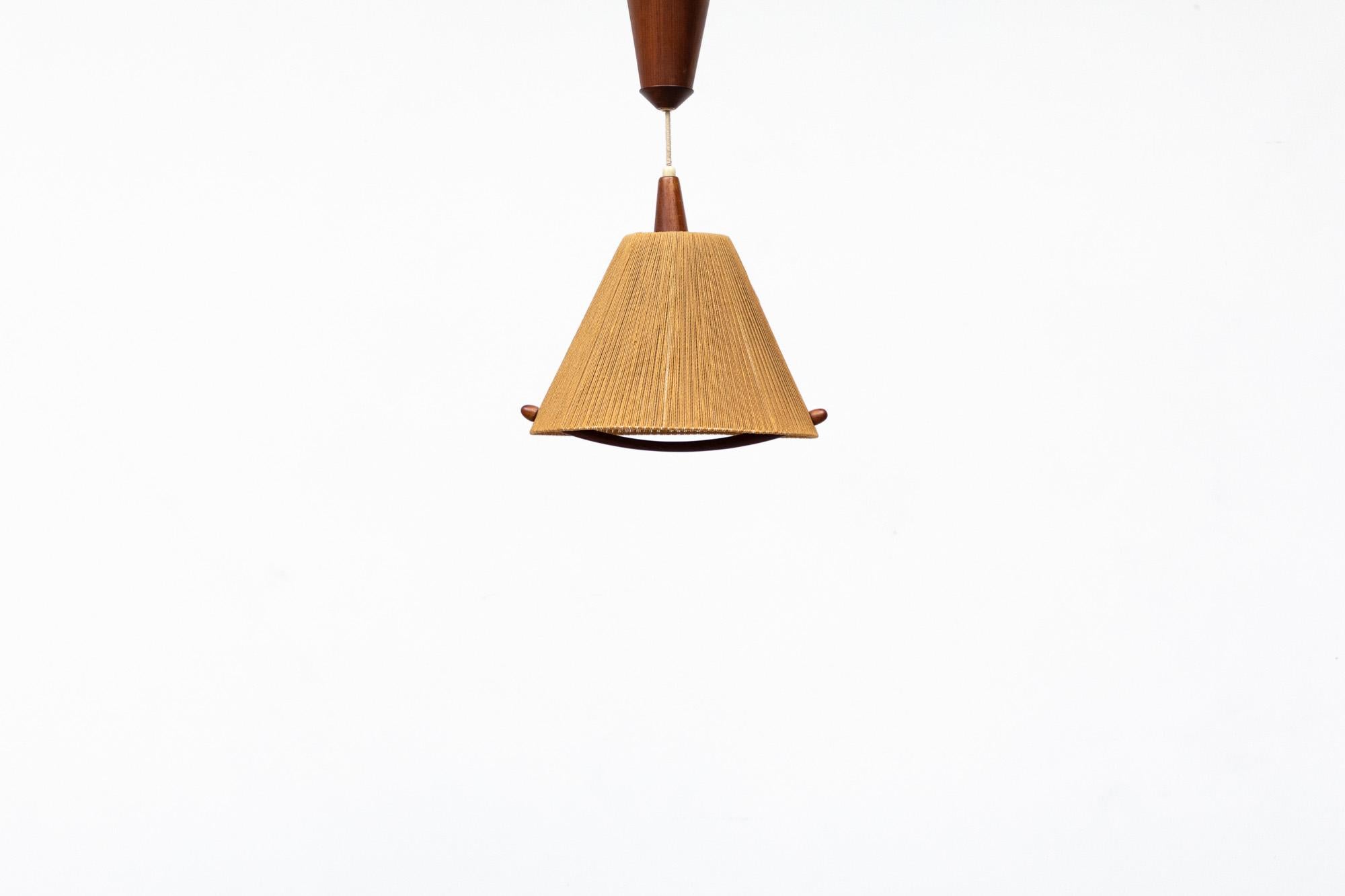 Rare lampe suspendue en teck et chanvre de Fog et Hempe avec un système de poulie unique intégré dans la canopée qui permet un réglage facile de la hauteur. Conçu par Ib Fabiansen, Danemark, années 1960. Une fois allumée, elle émet une agréable