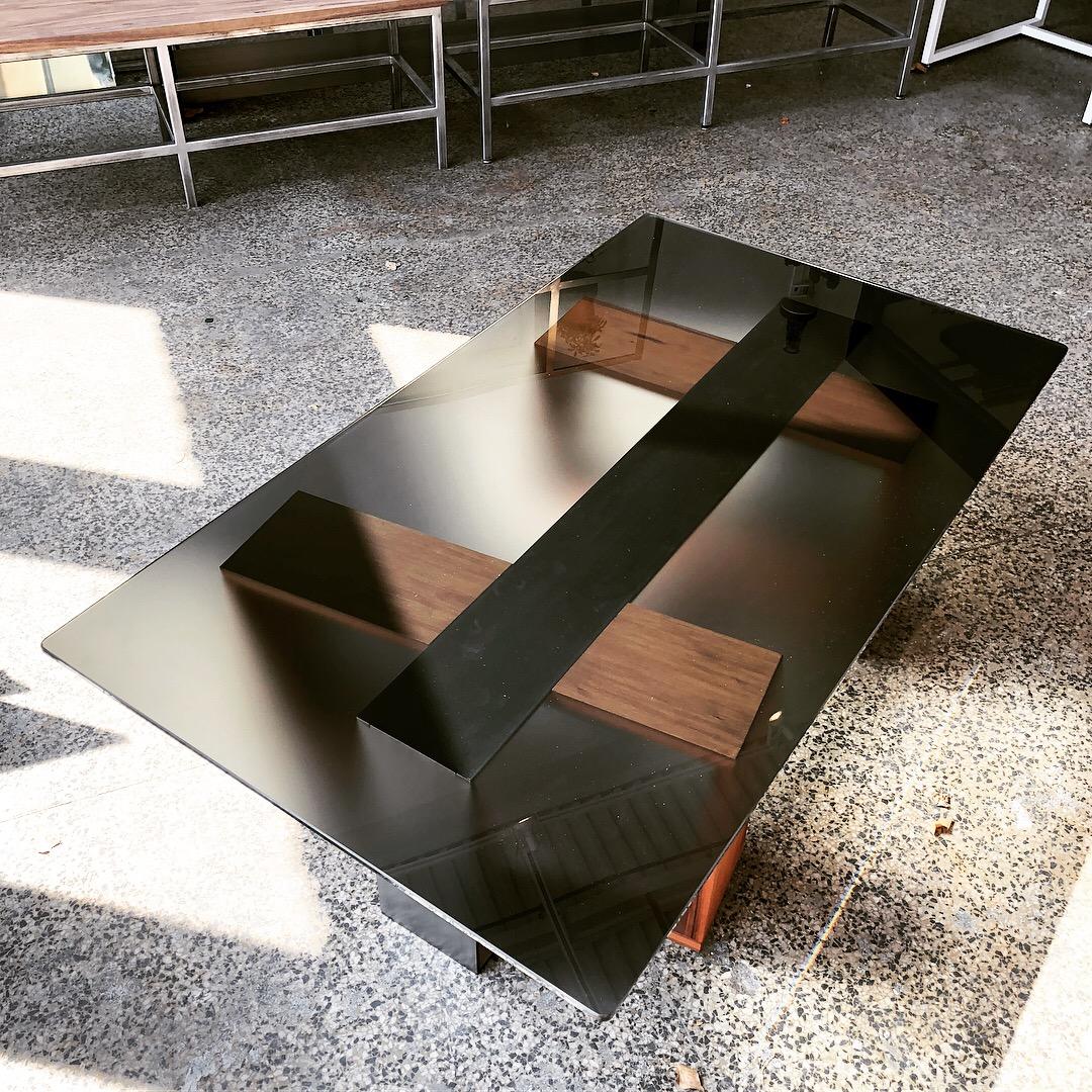 Américain Table basse Fog de CAUV Design en acier bruni, verre gravé à l'acide et bois rouge en vente