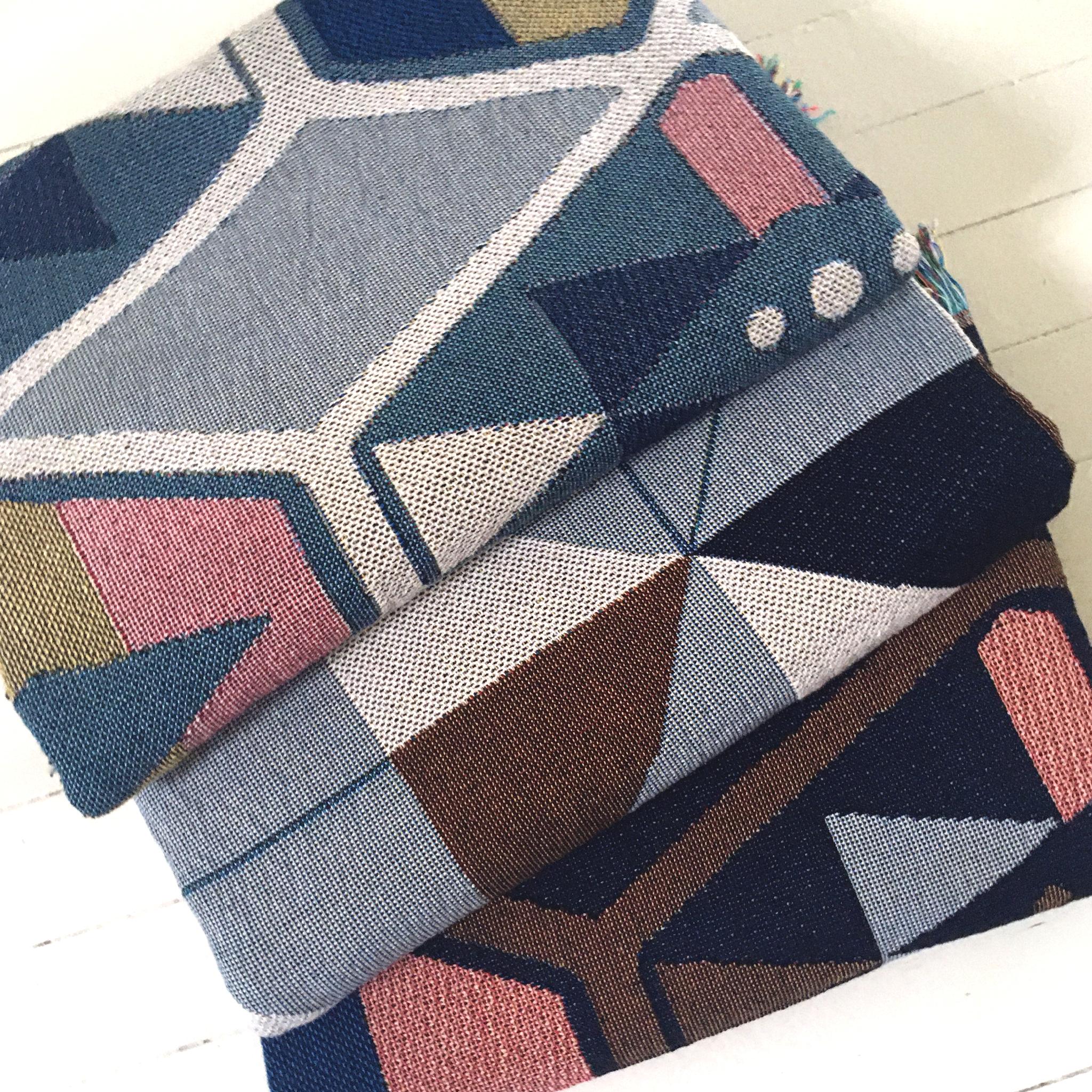 Petite Loom Gewebte Decke, Fog Gray Geo, 40 x 54 (21. Jahrhundert und zeitgenössisch) im Angebot