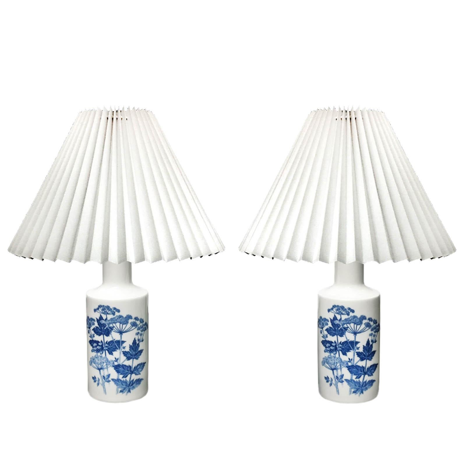 Paar Porzellan-Tischlampen von Fog & Morup für Royal Copenhagen, Dänemark 1960er Jahre.
Dänische Lampen aus weißem Porzellan mit blauem Dekor aus Pastinakenpflanzen, handgemalt von dem dänischen Künstler Kaj Lange in den 1960er Jahren. 