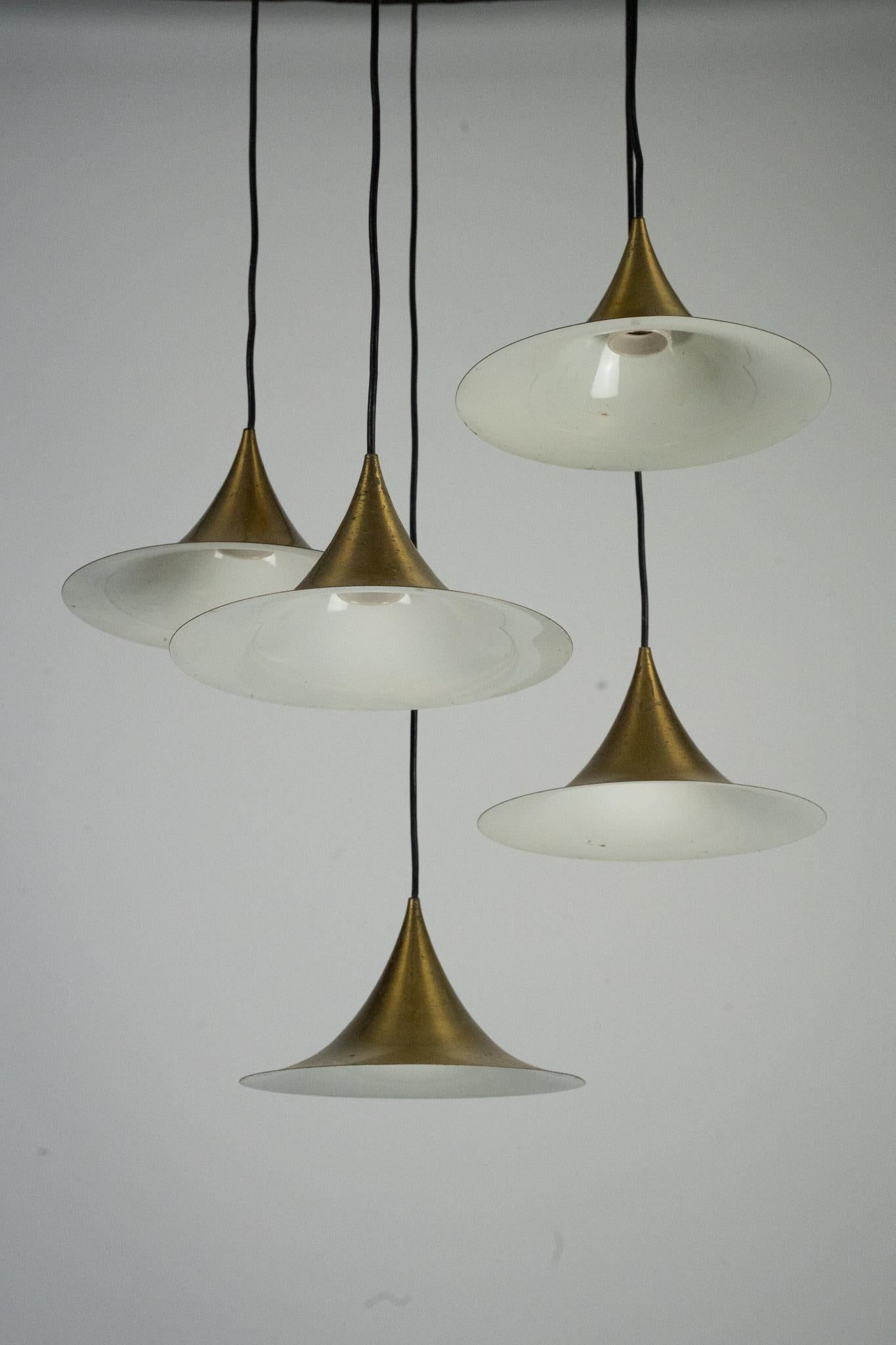 Fog & Morup, Midcentury Brass Pendant with Five Pendant Drops. Danmark, 1960s In Good Condition For Sale In Catania, CT