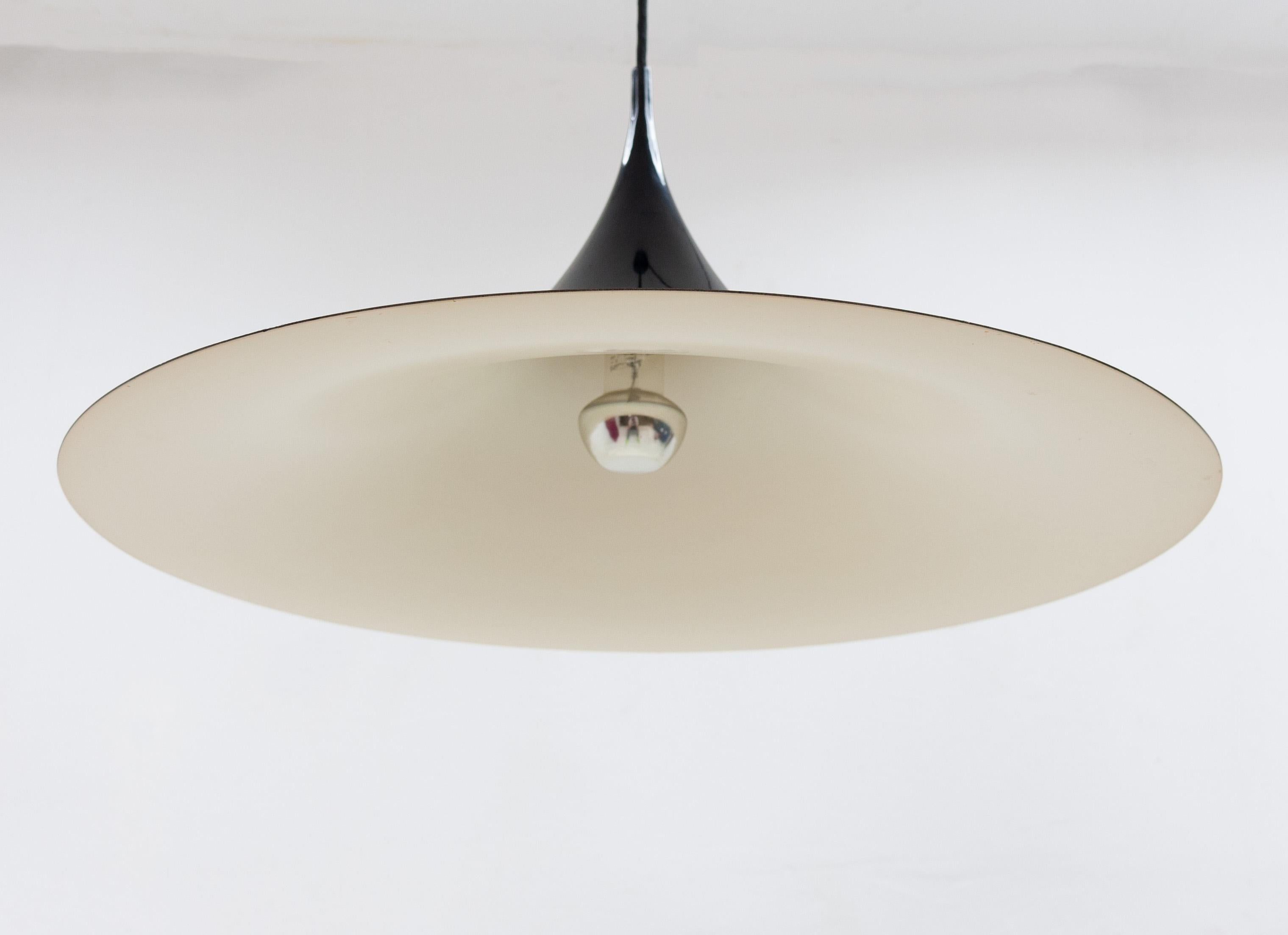 Stylish 1970s witches hat style pendant lamp in high gloss black. Very good condition.
 