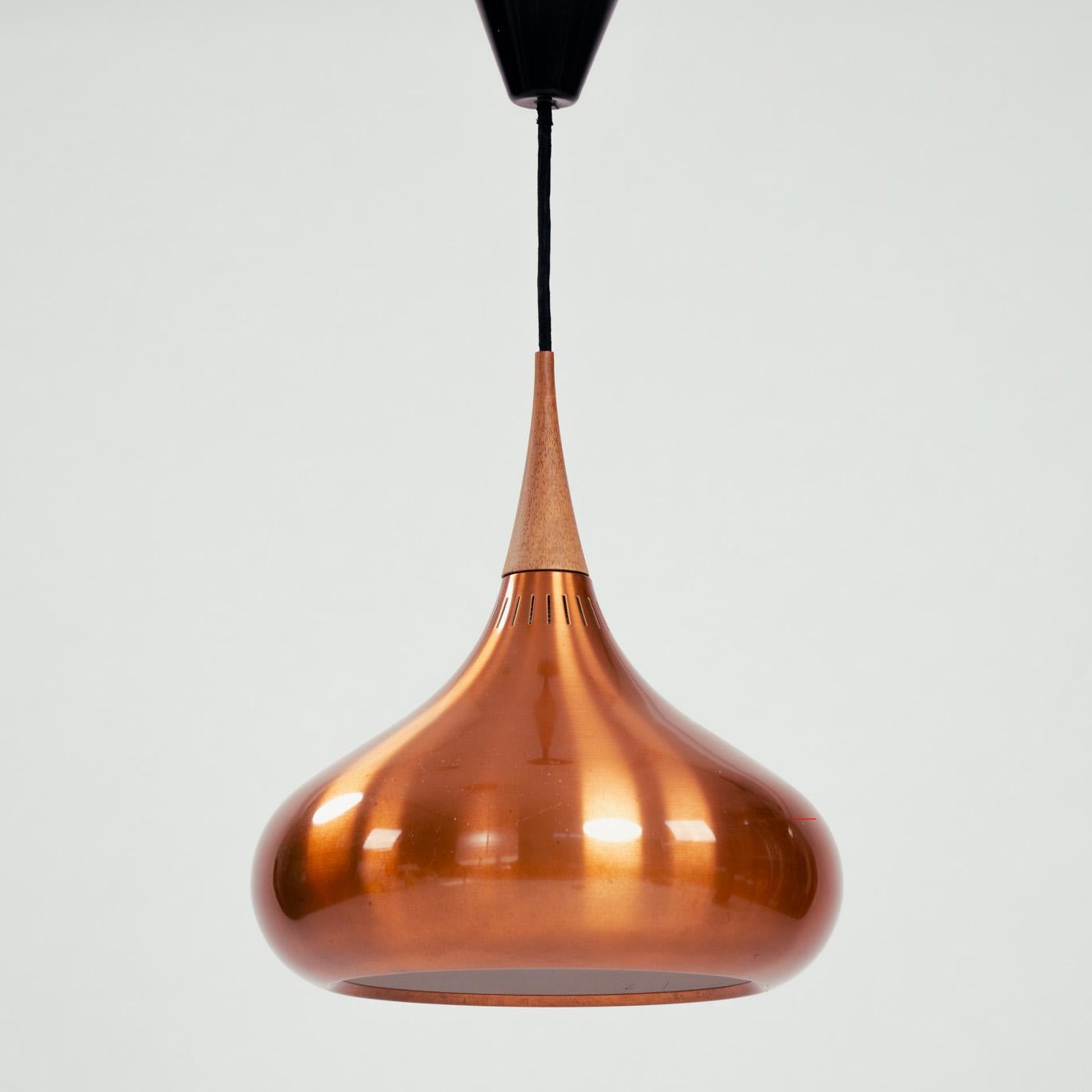 Metà XX secolo Fog & Mørup Orient Orient lampada a sospensione in rame e teak, Jo Hammerborg 1950s in vendita
