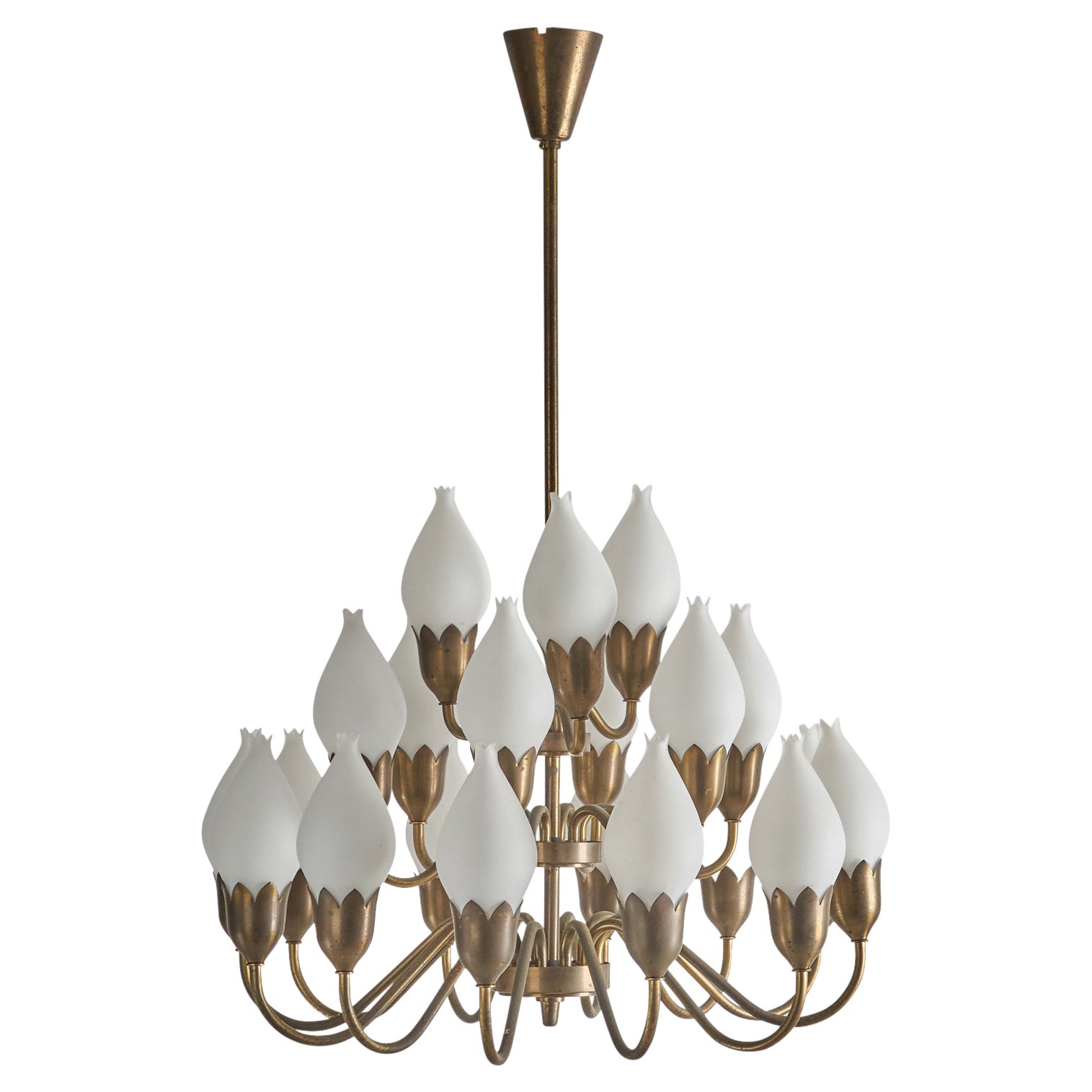 Fog & Mørup, Lustre ""Tulipe"" à 21 branches Lustre, laiton, verre de lait, Danemark, années 1940