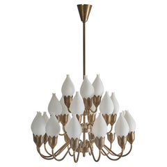 Fog & Mørup, Lustre ""Tulipe"" à 21 branches Lustre, laiton, verre de lait, Danemark, années 1940
