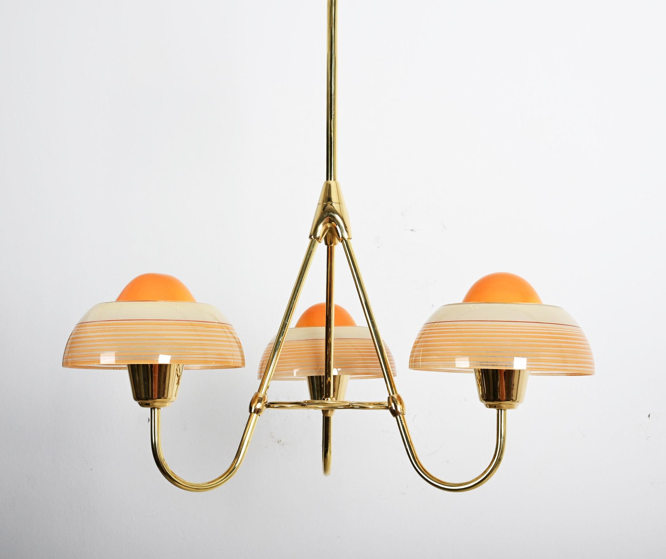Fog & Mørup Lustre en laiton avec abat-jour en verre opalin en vente 3