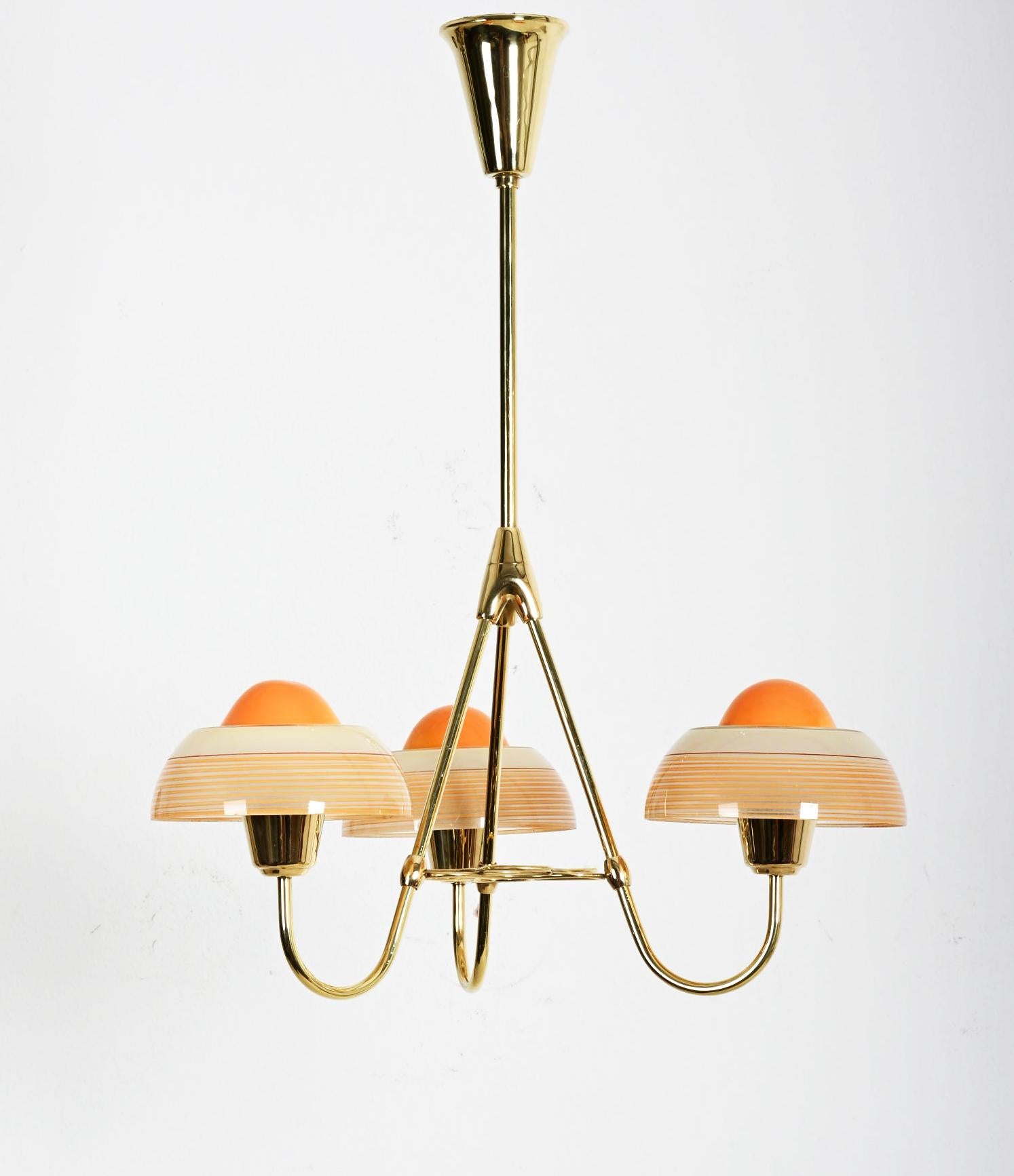 Fog & Mørup Lustre en laiton avec abat-jour en verre opalin en vente 4