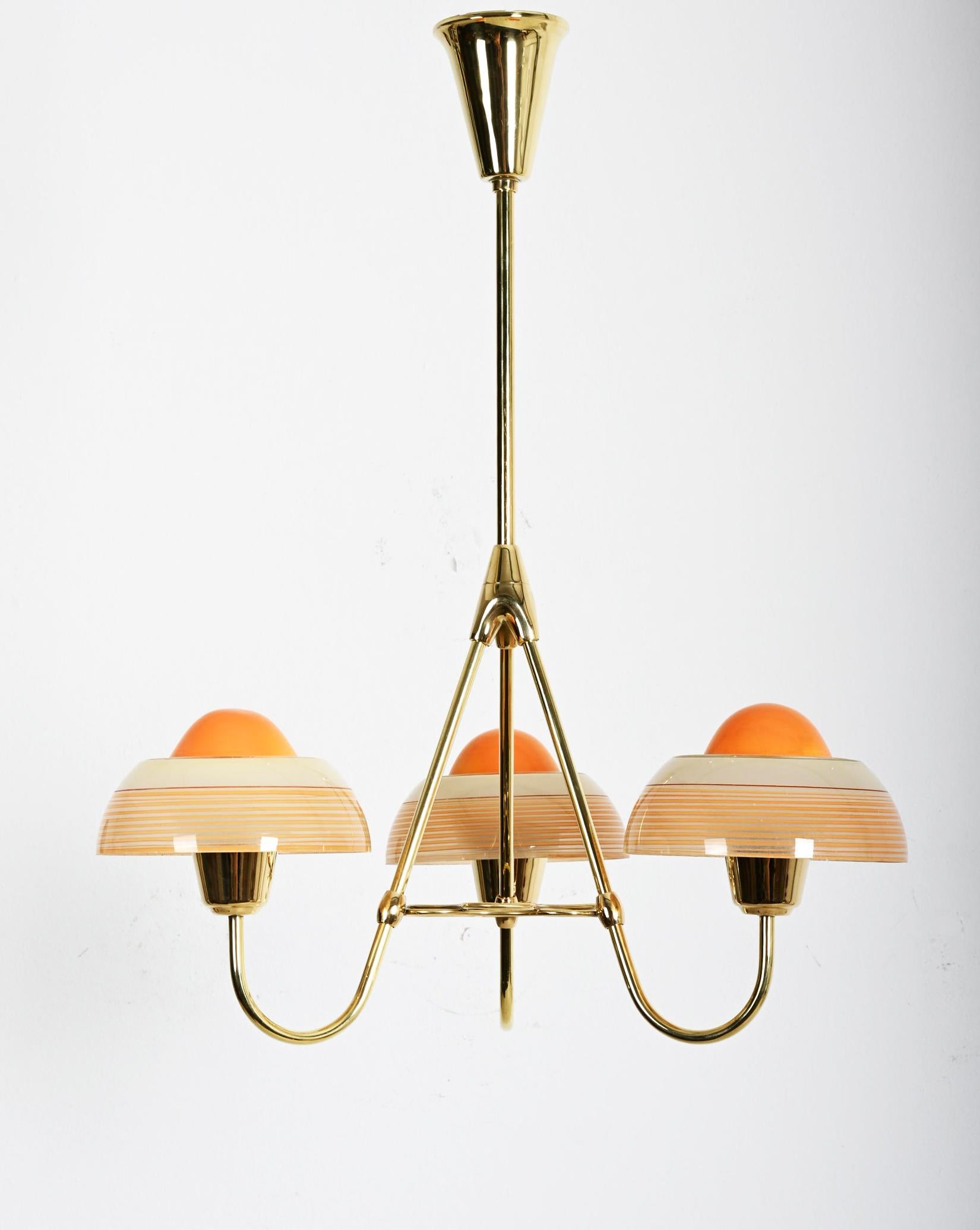 Fog & Mørup Lustre en laiton avec abat-jour en verre opalin en vente 5