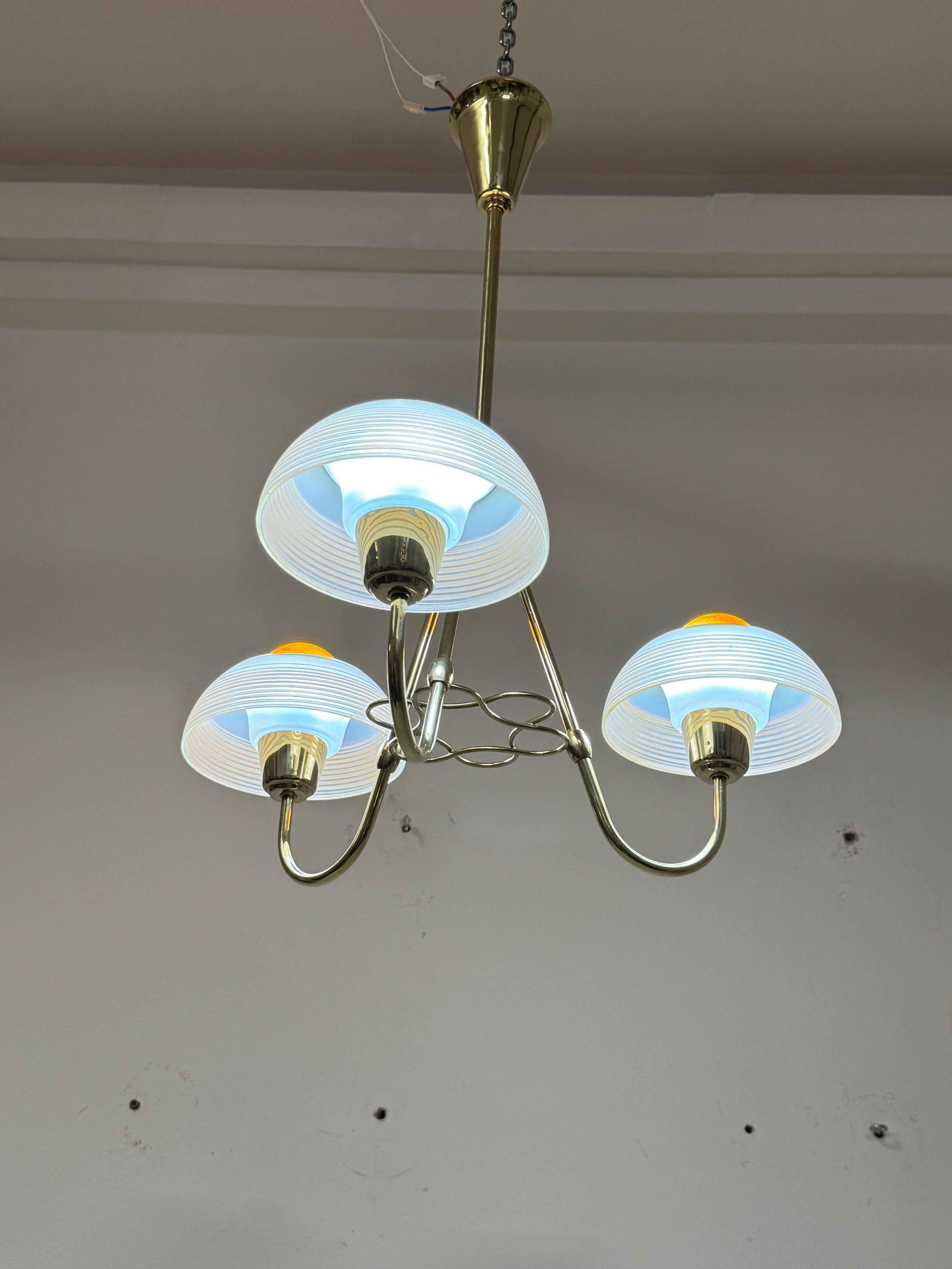 Fog & Mørup Lustre en laiton avec abat-jour en verre opalin en vente 6
