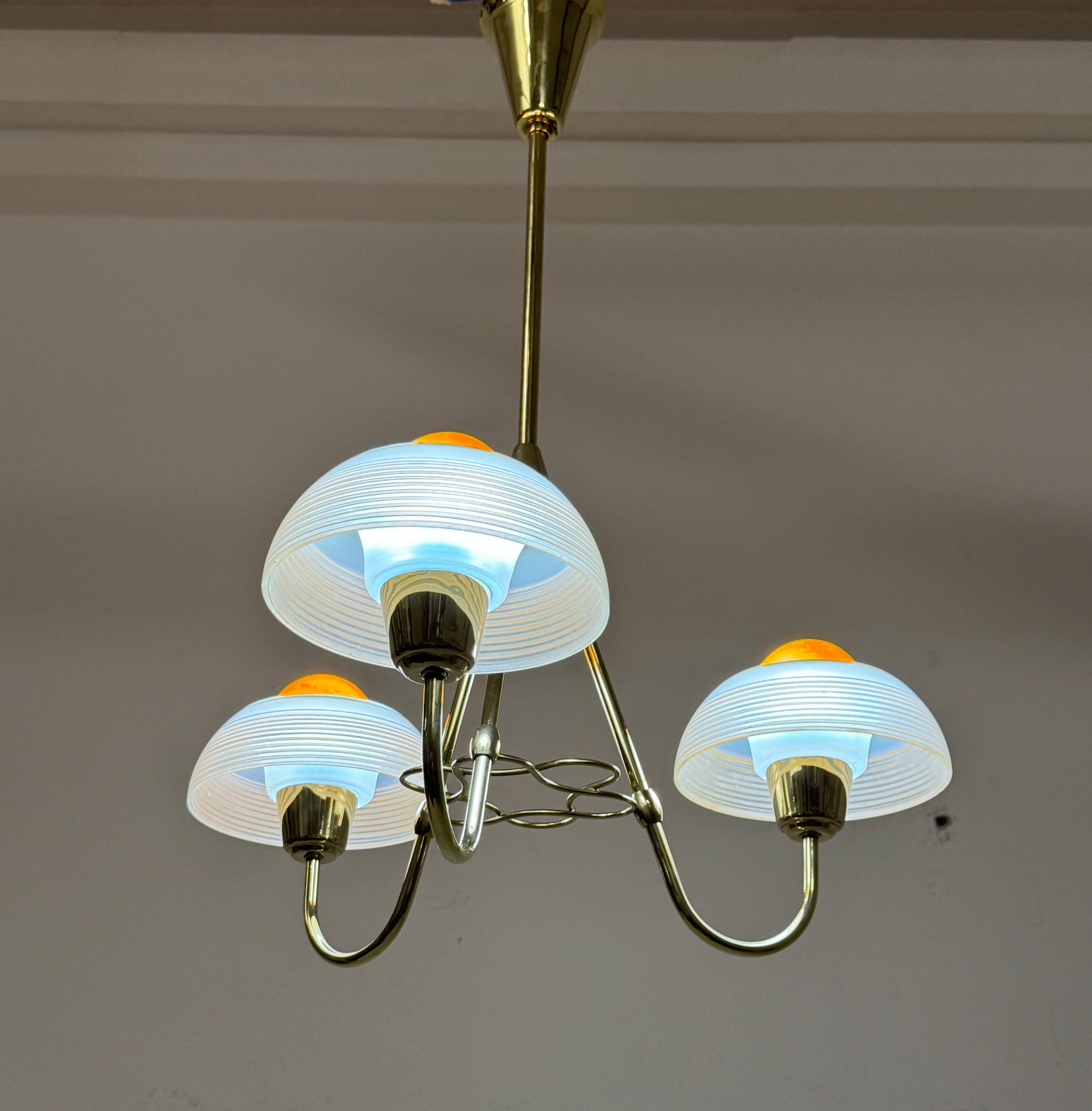 Fog & Mørup Lustre en laiton avec abat-jour en verre opalin en vente 7