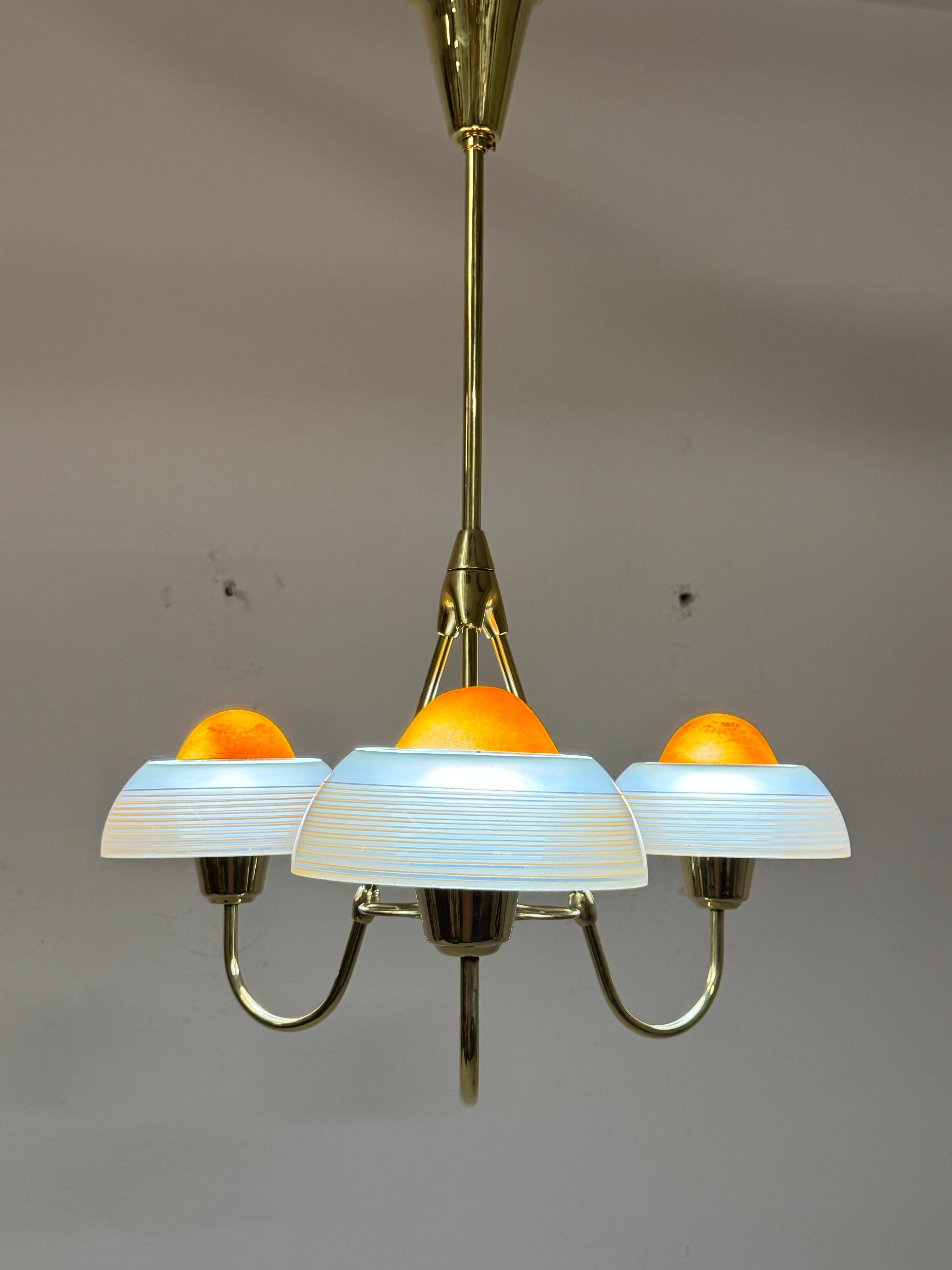 Fog & Mørup Lustre en laiton avec abat-jour en verre opalin en vente 11