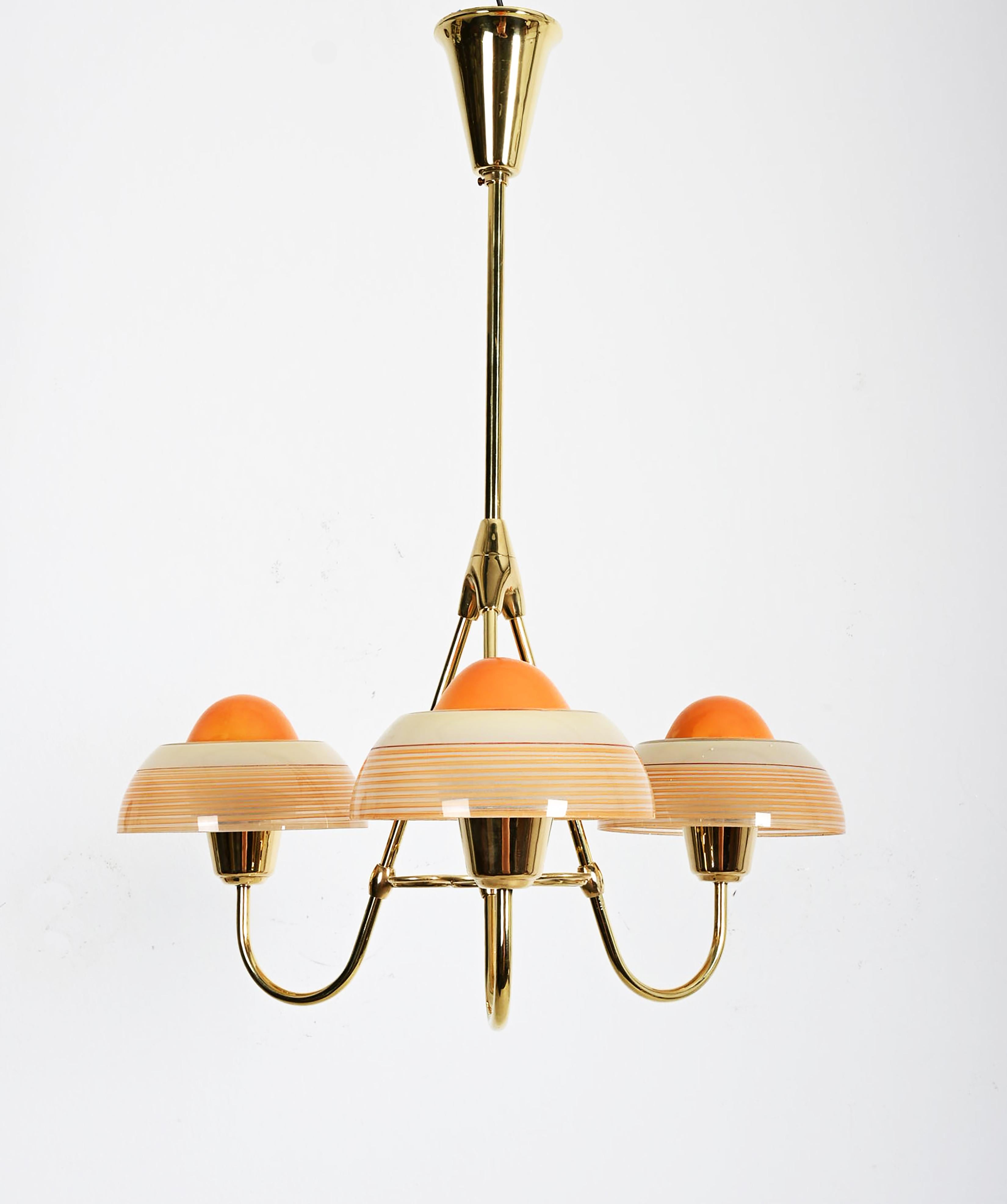 Rare lustre en laiton, construction à 3 bras, abat-jours en verre opalin équipés chacun d'une ampoule E27.
Fabriqué par Fog et Mørup dans les années 1950 au Danemark. Entièrement restaurée avec une nouvelle électricit. 
 