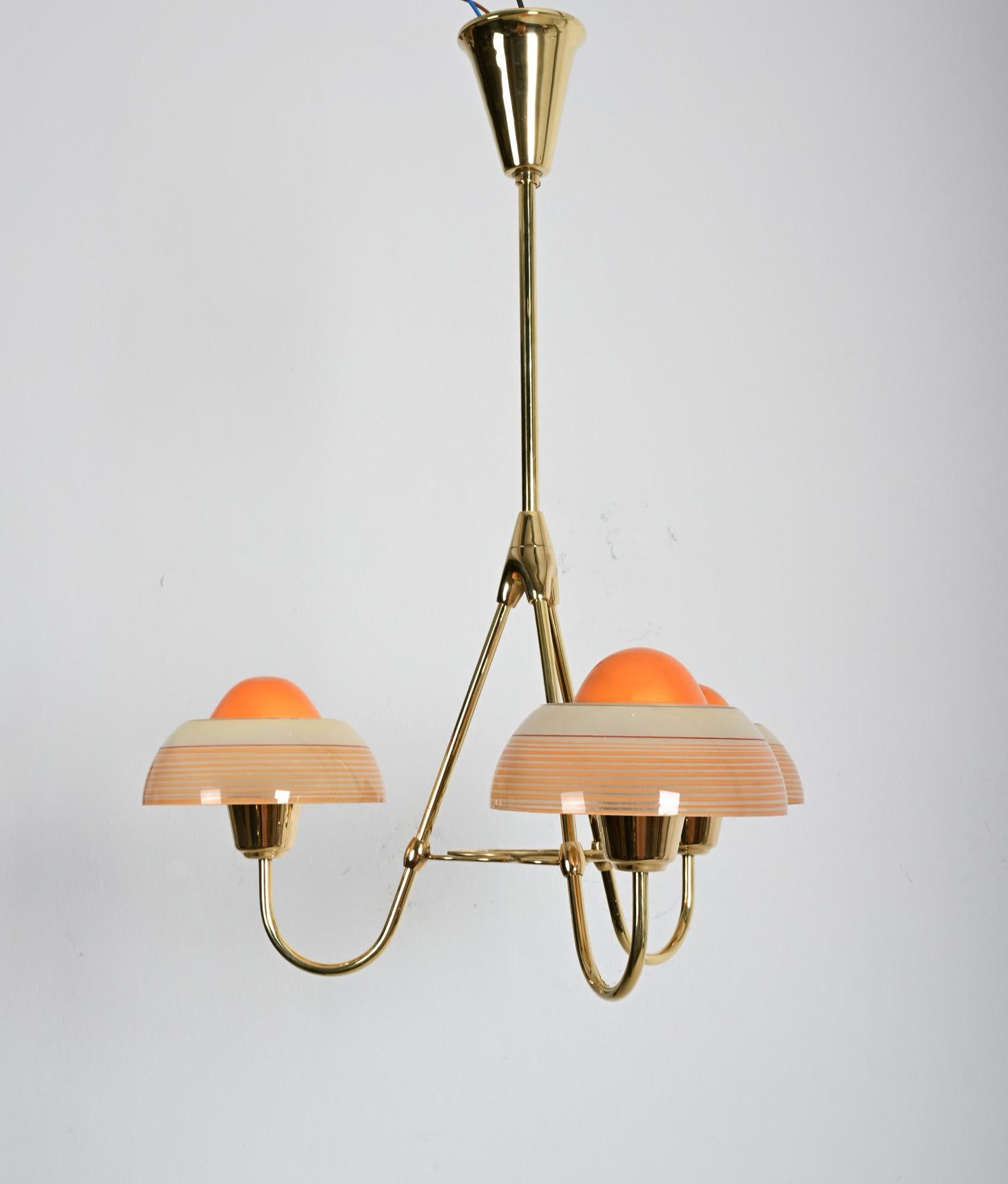 Mid-Century Modern Fog & Mørup Lustre en laiton avec abat-jour en verre opalin en vente