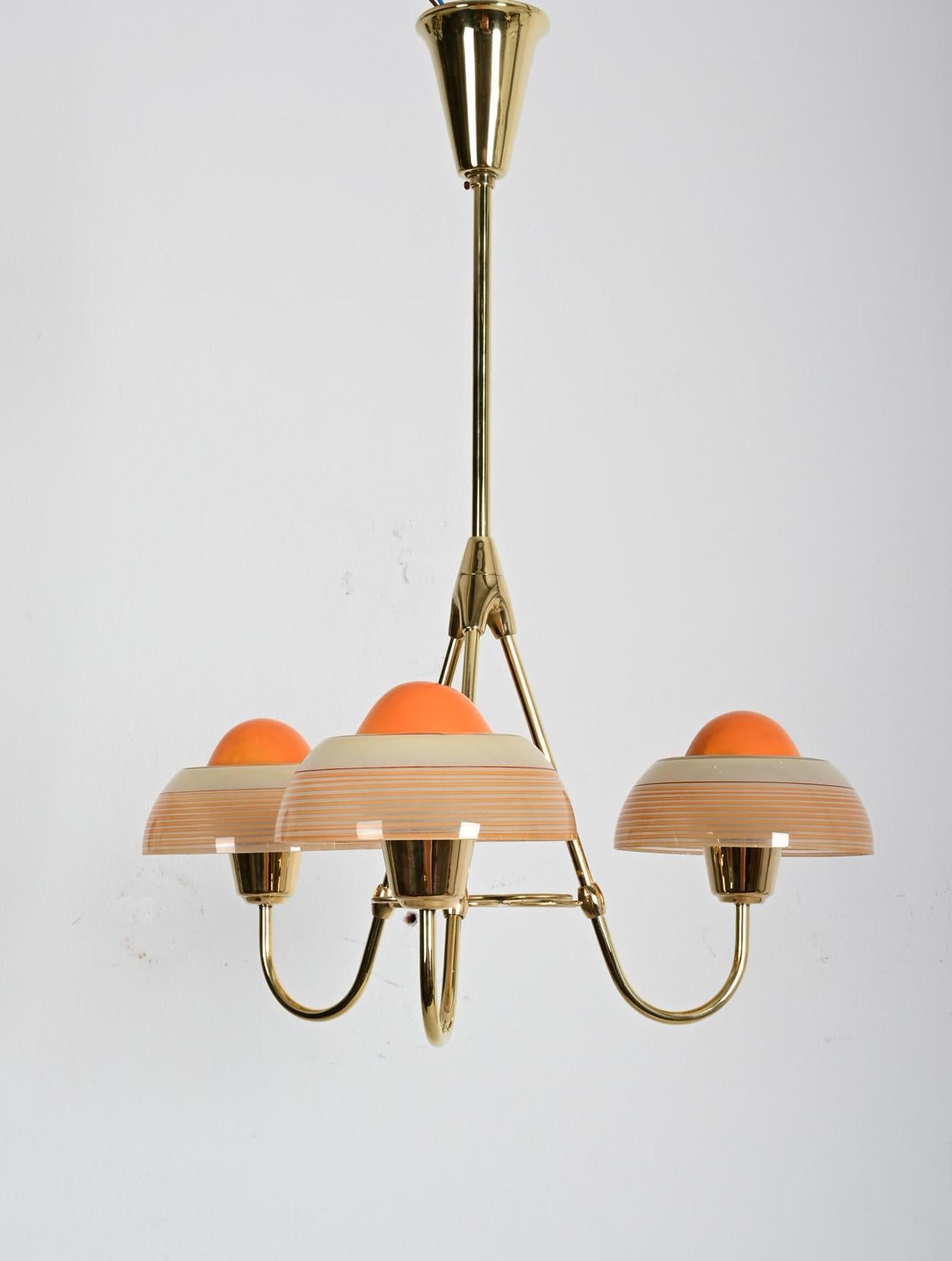 Fog & Mørup Lustre en laiton avec abat-jour en verre opalin Bon état - En vente à Vienna, AT