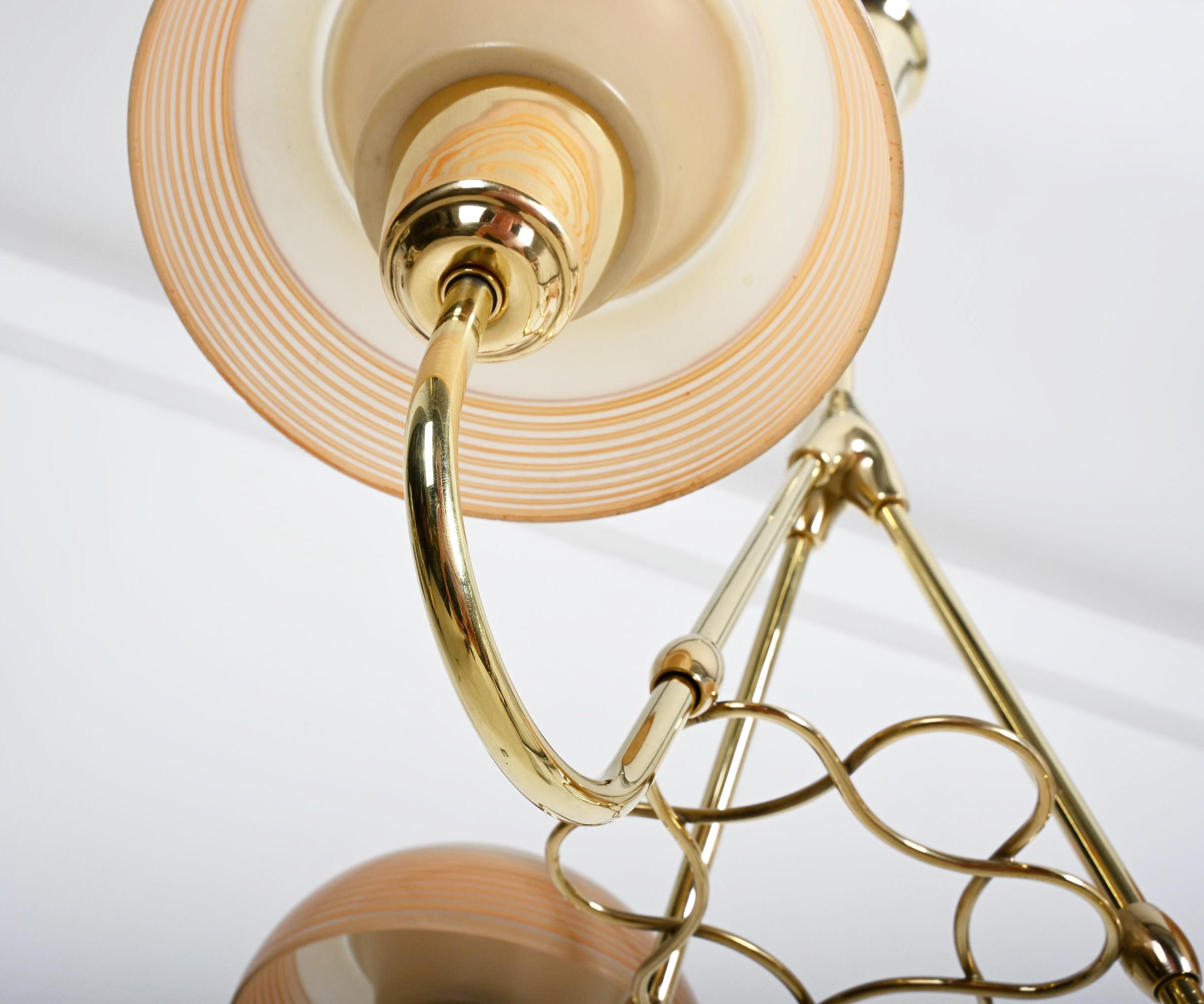 Laiton Fog & Mørup Lustre en laiton avec abat-jour en verre opalin en vente