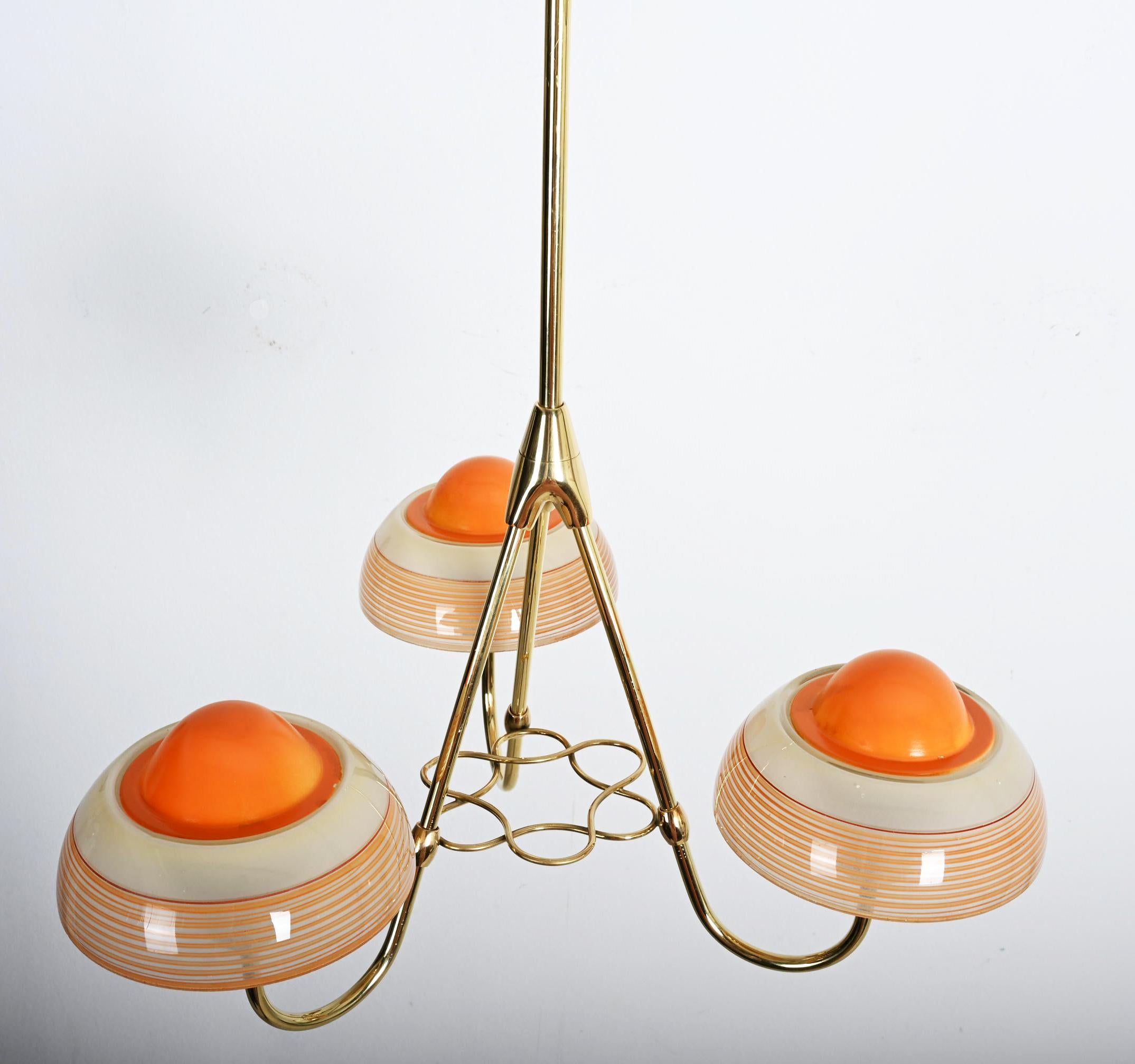 Fog & Mørup Lustre en laiton avec abat-jour en verre opalin en vente 1