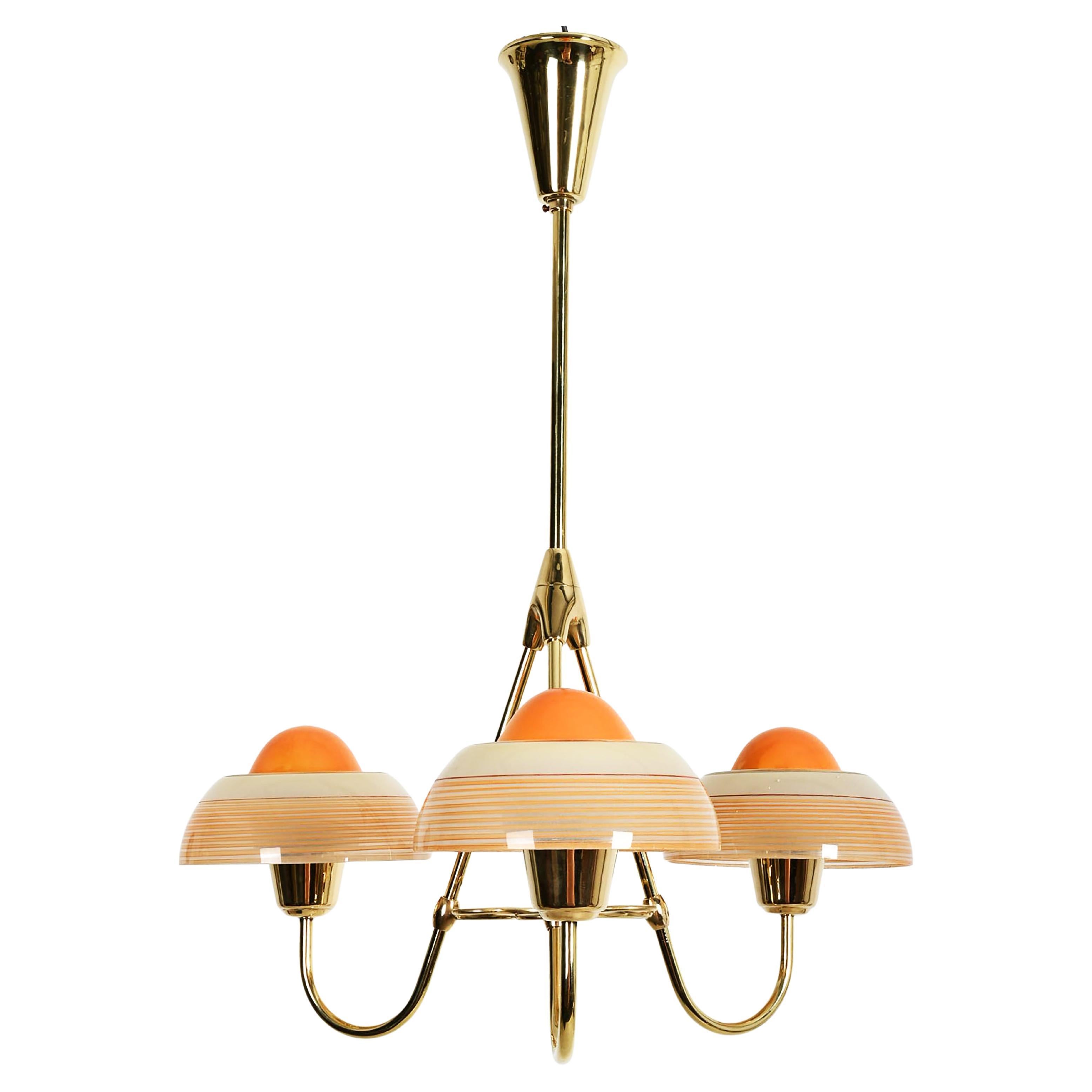 Fog & Mørup Lustre en laiton avec abat-jour en verre opalin en vente