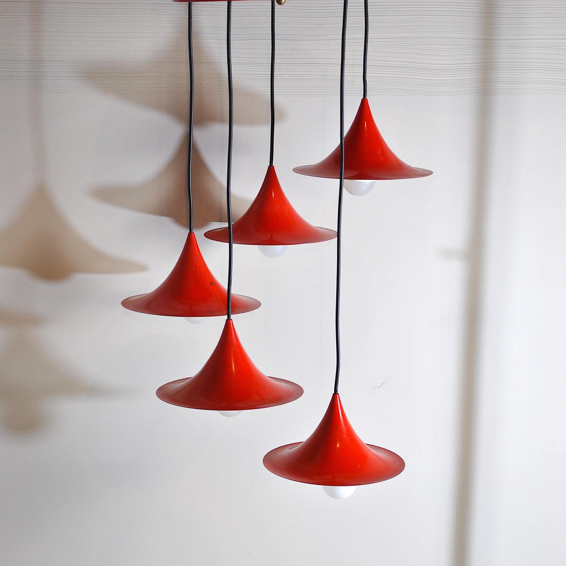 Ensemble de cinq cônes en aluminium laqué rouge, réglables en hauteur, production nordique de Fog & Mørup, années 1960.