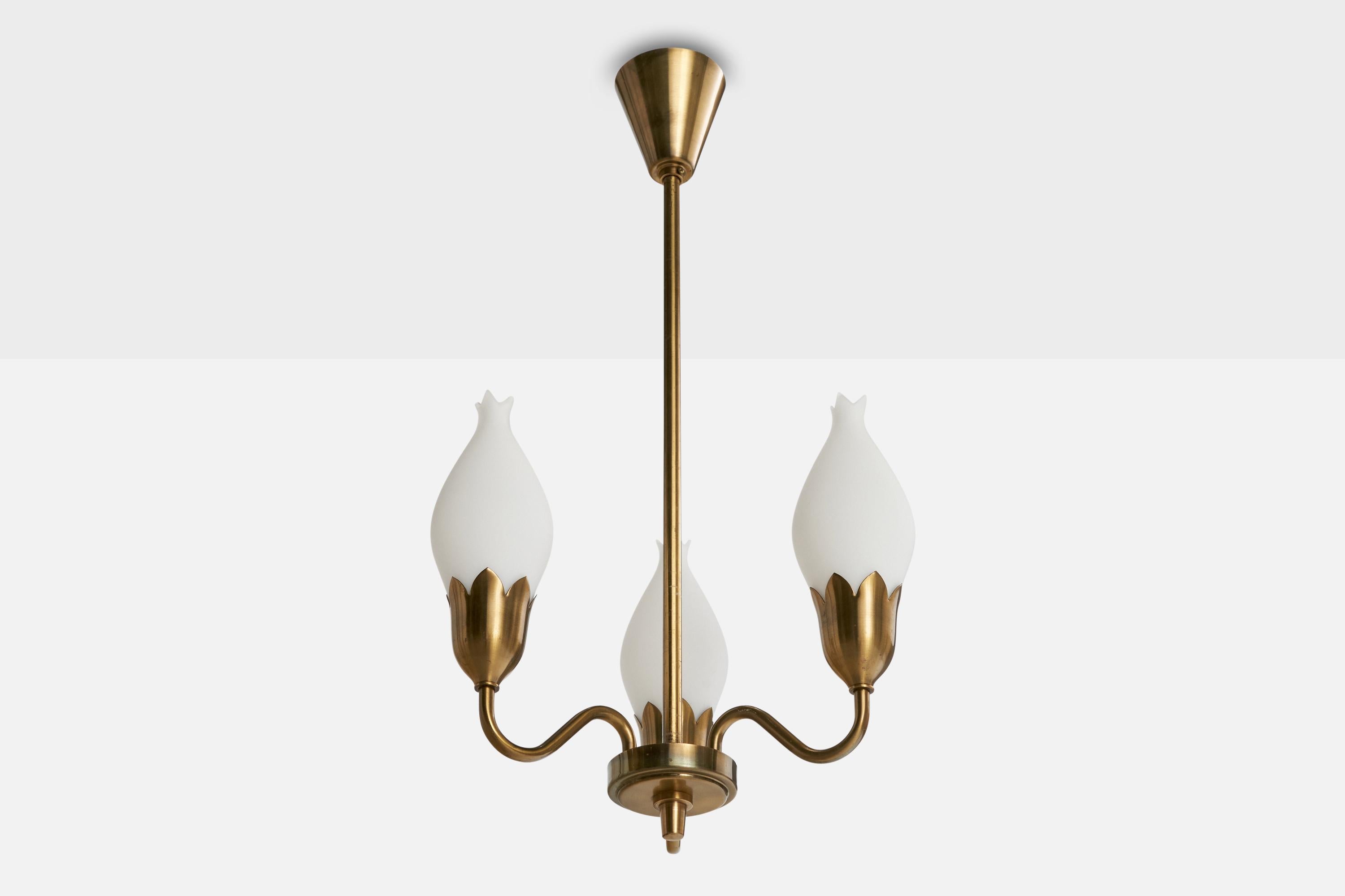Lampadario in ottone e vetro opalino bianco prodotto da Fog & Mørup, Danimarca, anni '50 circa.

Dimensioni complessive (pollici): 26,25