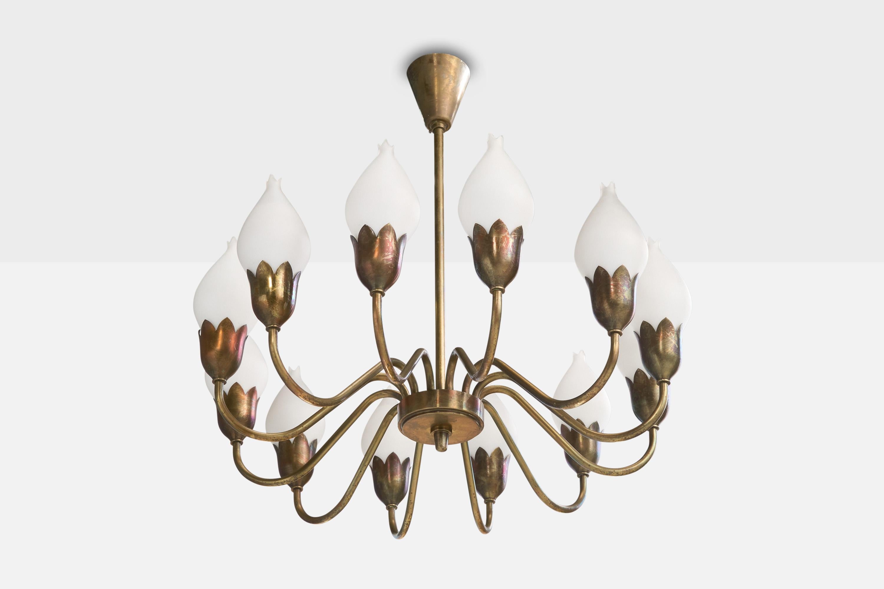 Lampadario in ottone e vetro opalino bianco prodotto da Fog & Mørup, Danimarca, anni '50 circa.

Dimensioni complessive (pollici): 23