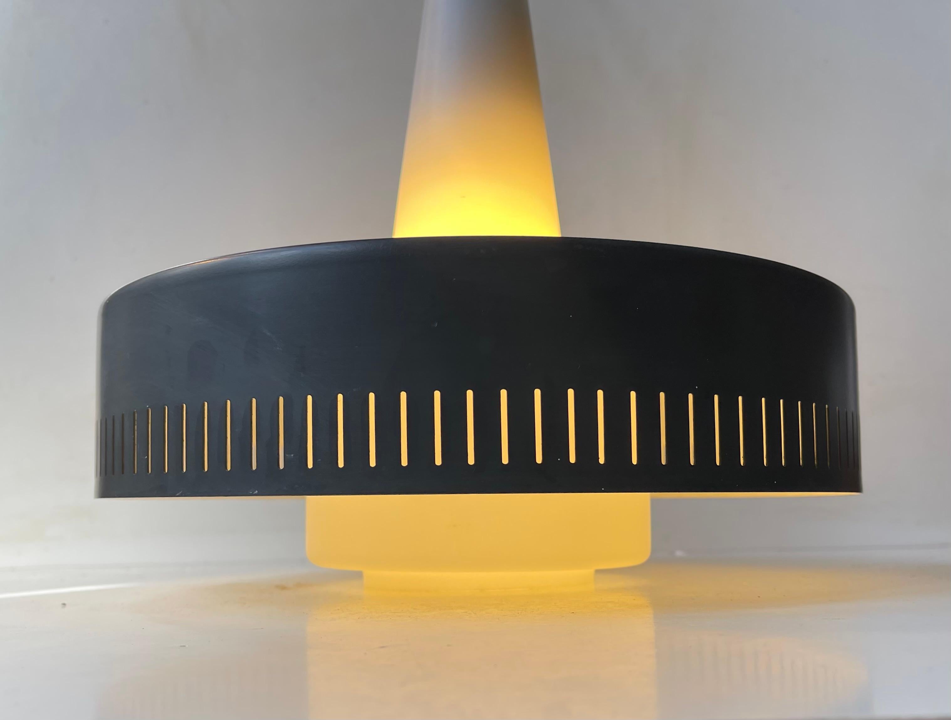 Una lampada rara, questa lampada a sospensione vintage degli anni '60 di Fog & Mørup, Danimarca. Si tratta di una variante del pendente Metro di Jo Hammerborg (stessa tonalità grigio petrolio) e presenta una tonalità principale di vetro opalino