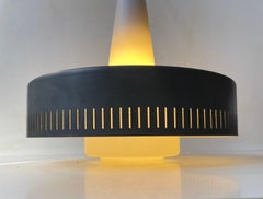 Fog & Mørup Lampe suspendue moderniste danoise en verre opalin et métal gris